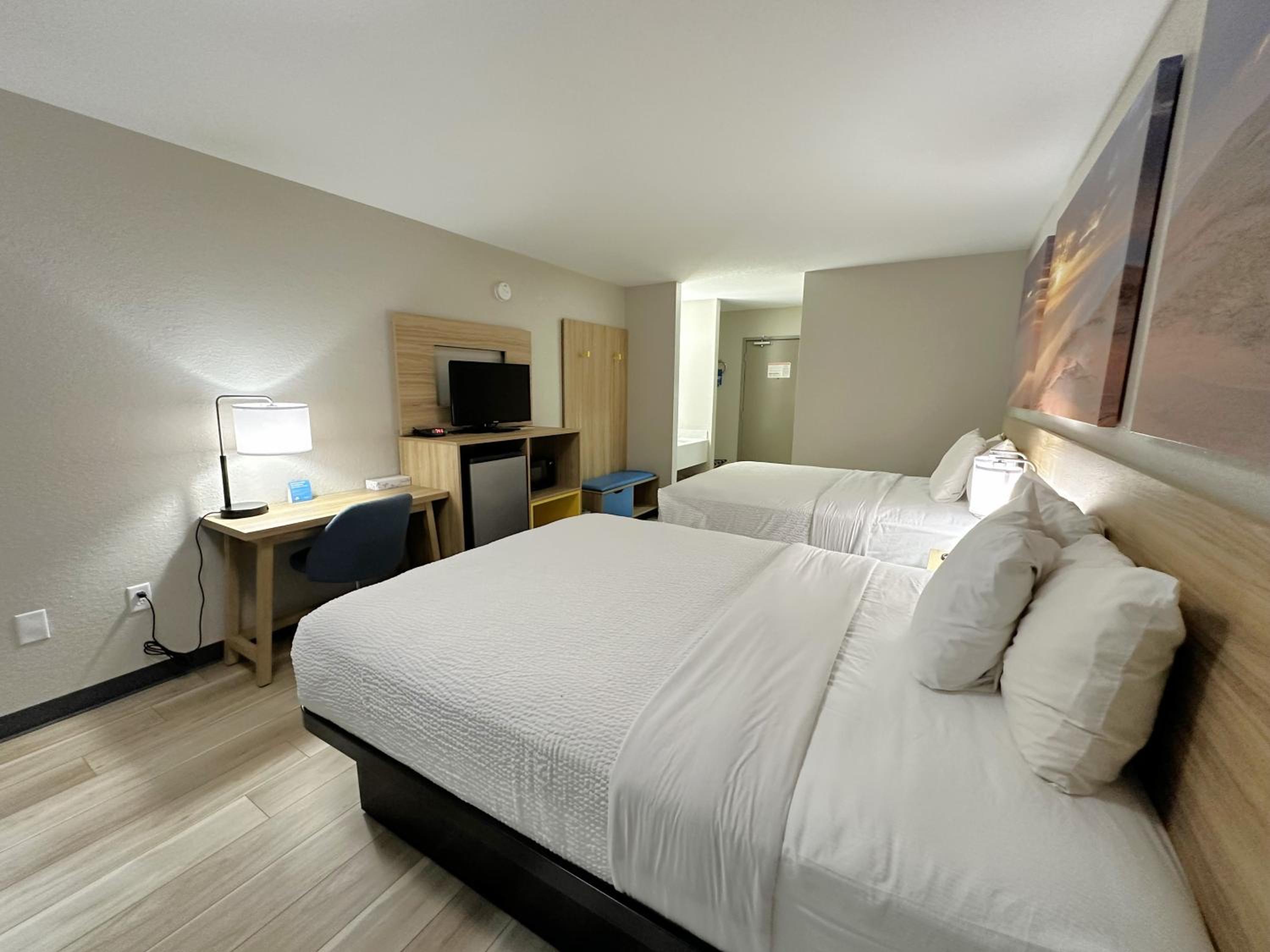 Queen Room with Two Queen Beds - Non-Smoking - Photo 6