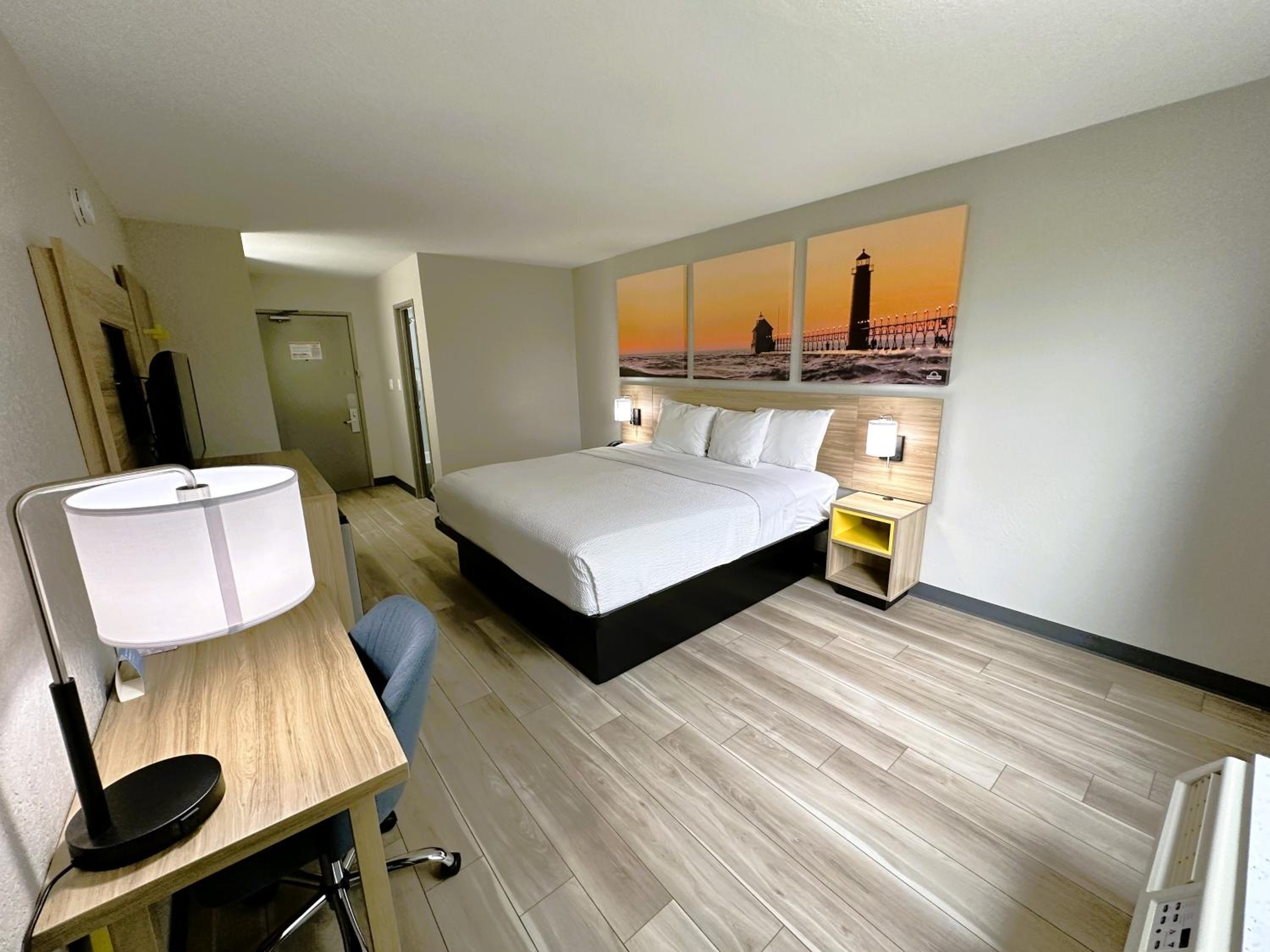 King Room - Non-Smoking - Photo 2