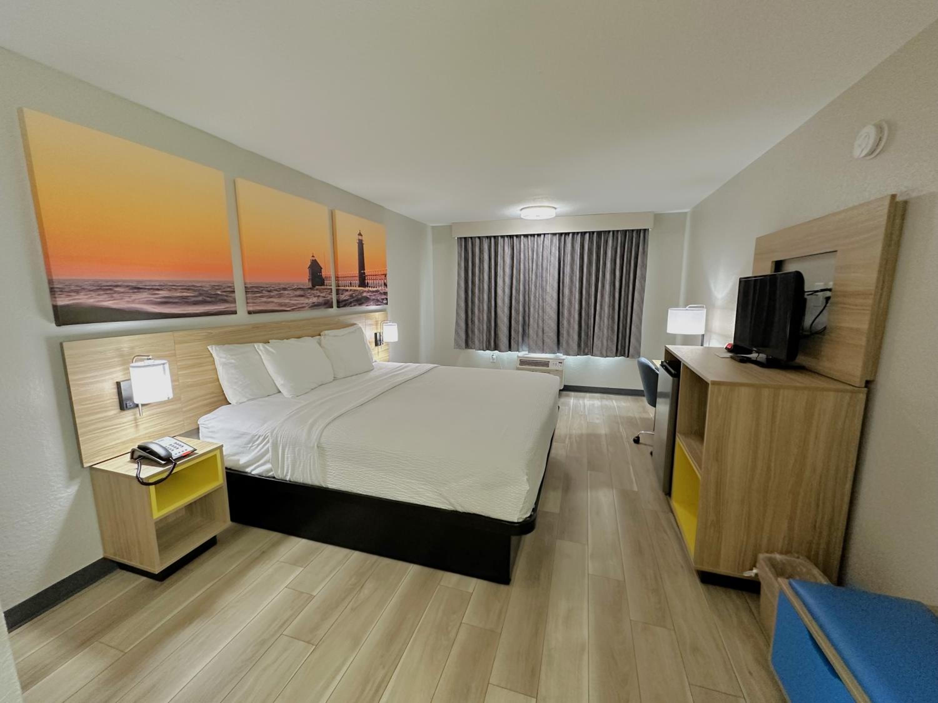 King Room - Non-Smoking - Photo 3