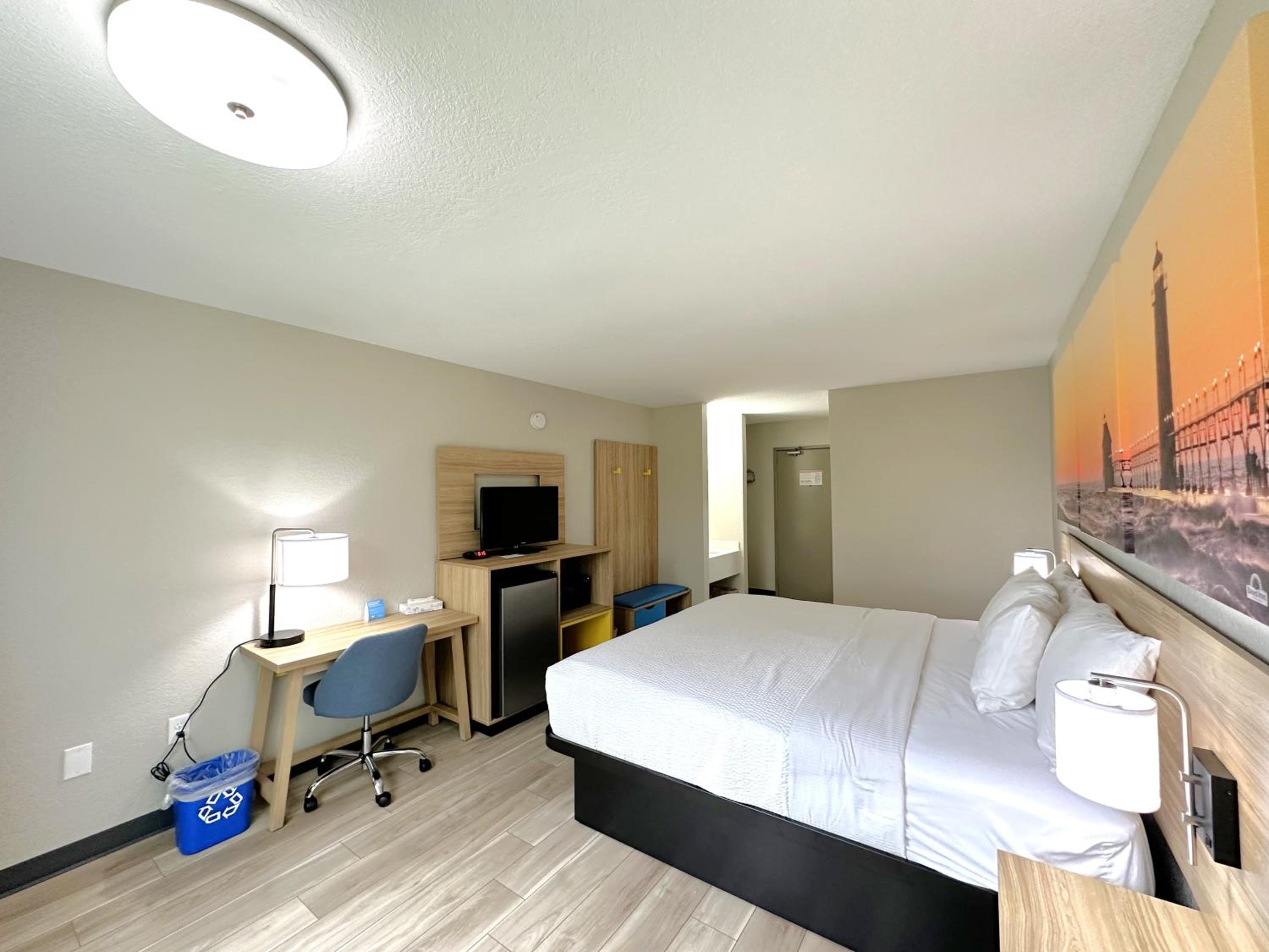 King Room - Non-Smoking - Photo 4