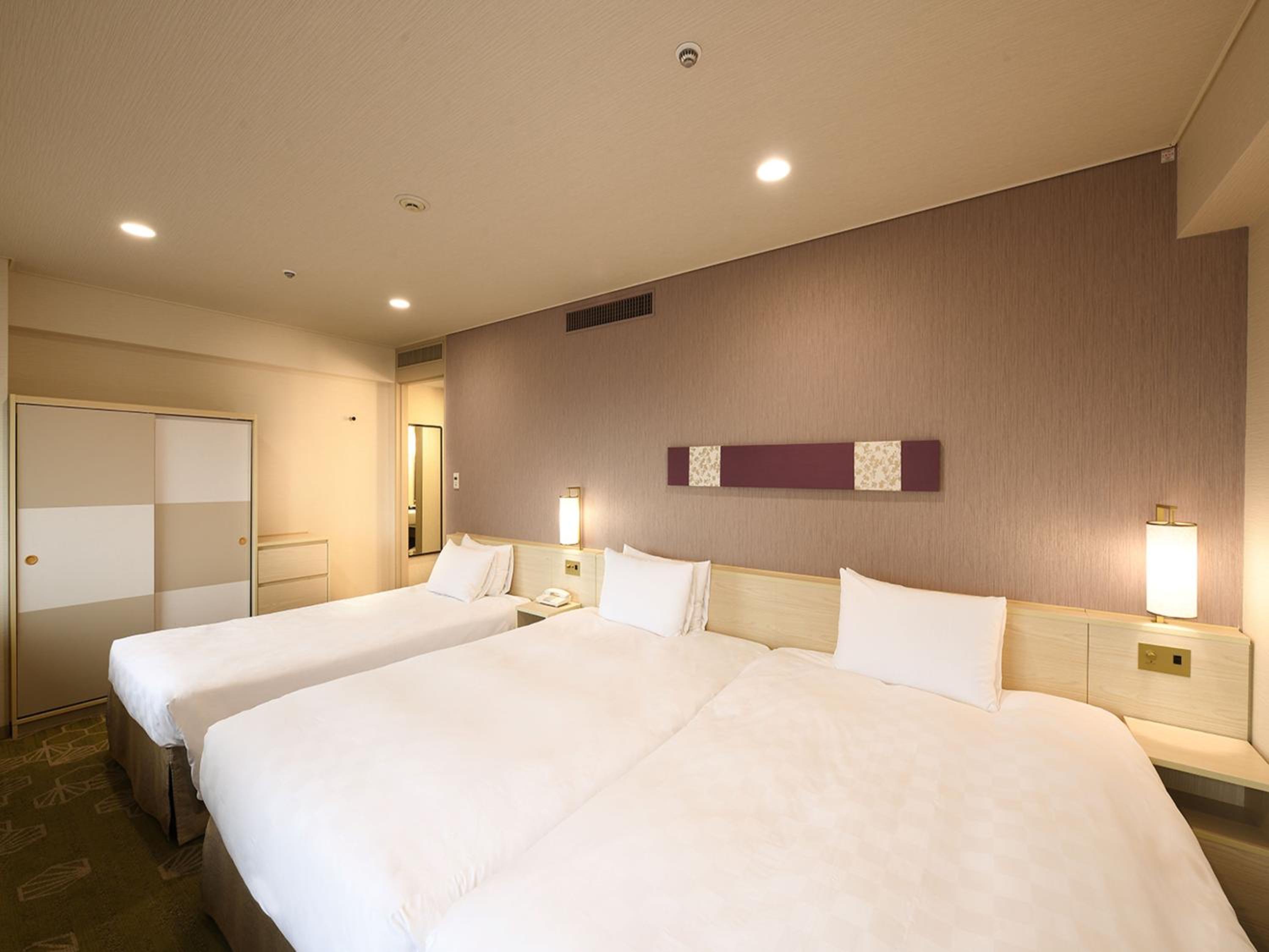 Deluxe Twin Room with Extra Bed, Non-Smoking (30.6sqm) photo 2