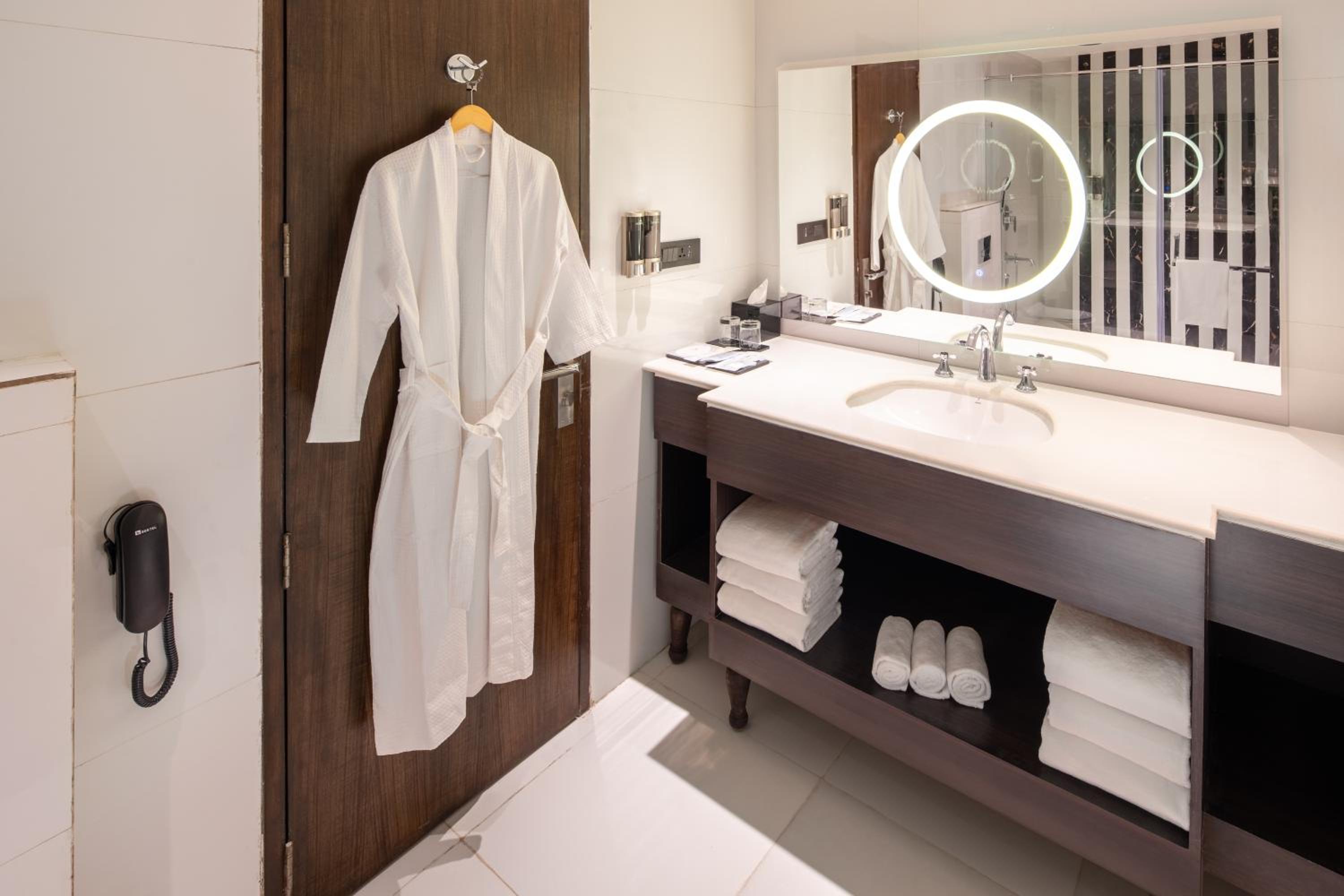 Suite - Photo 5