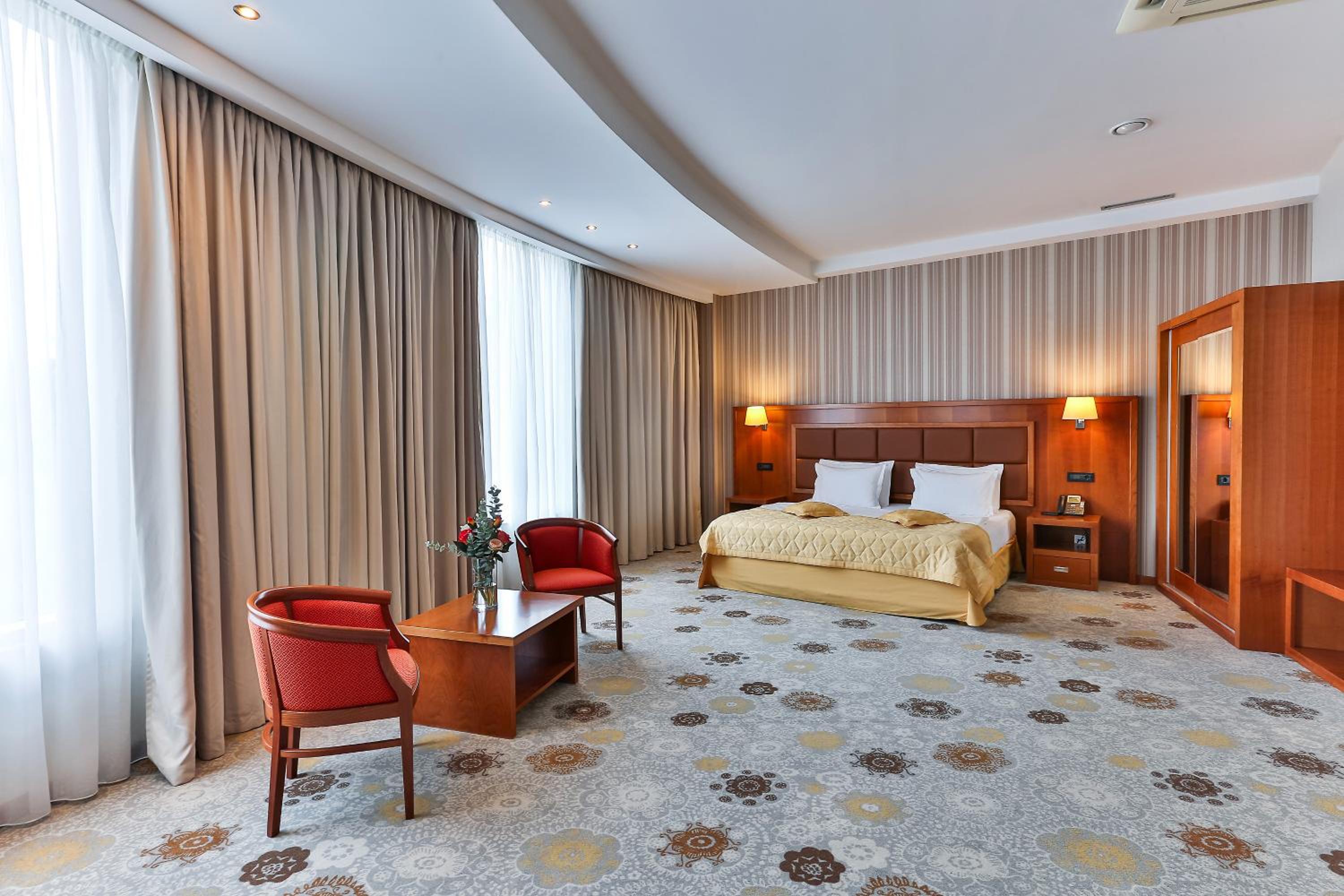 Superior King Suite photo 1