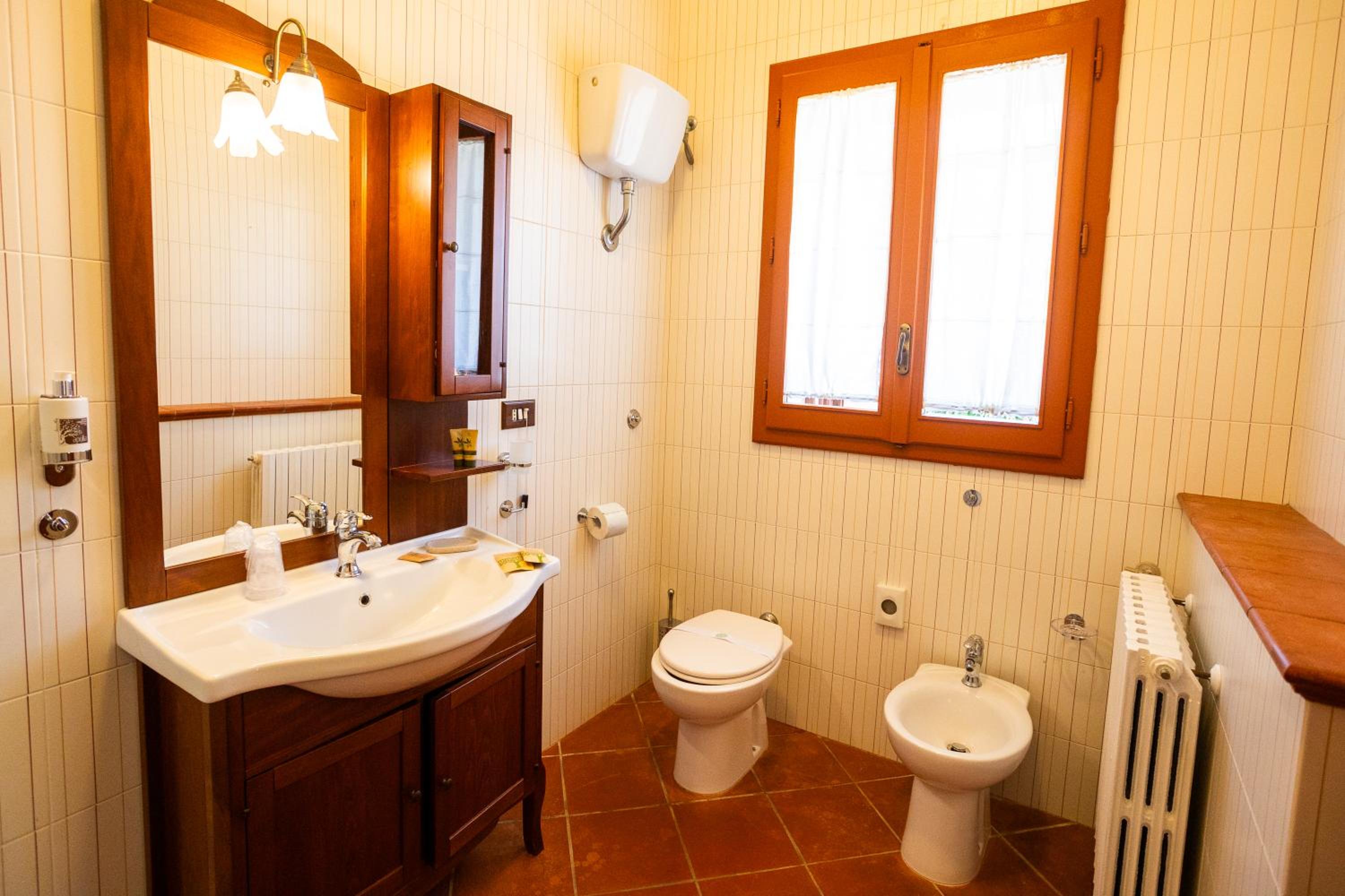 Double Room with Private Bathroom - Photo 10