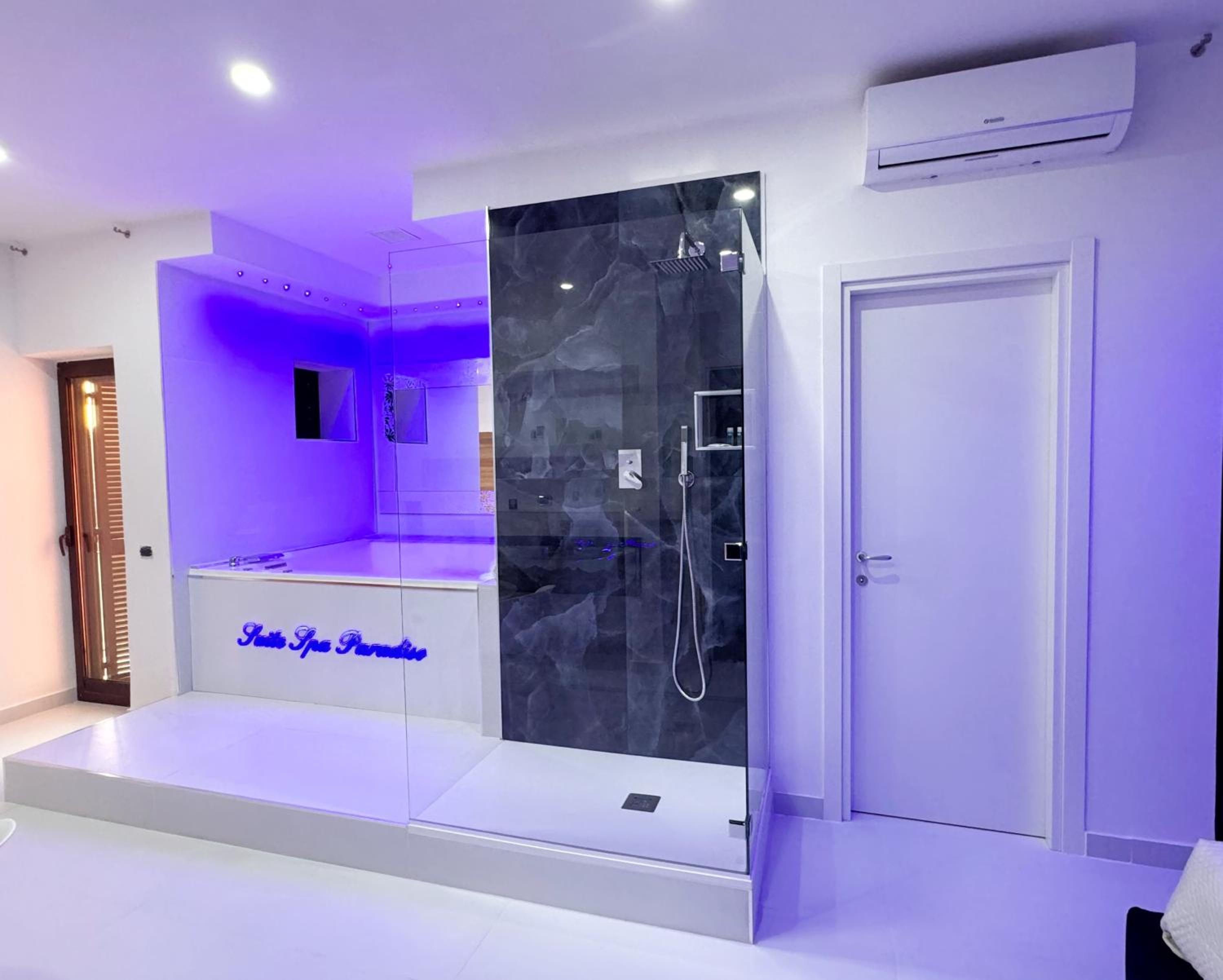 King Suite with Spa Bath - Photo 12