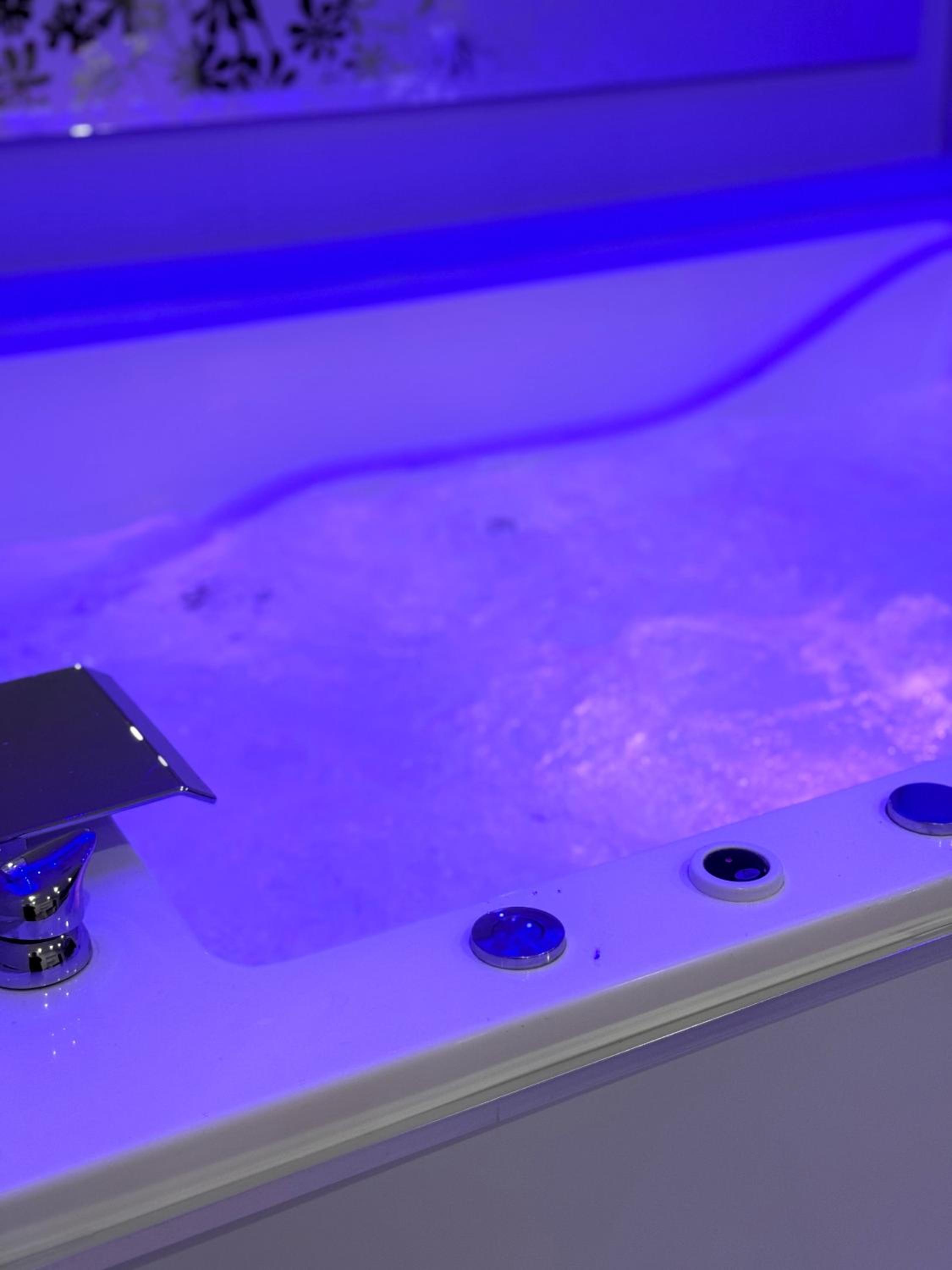 King Suite with Spa Bath - Photo 11