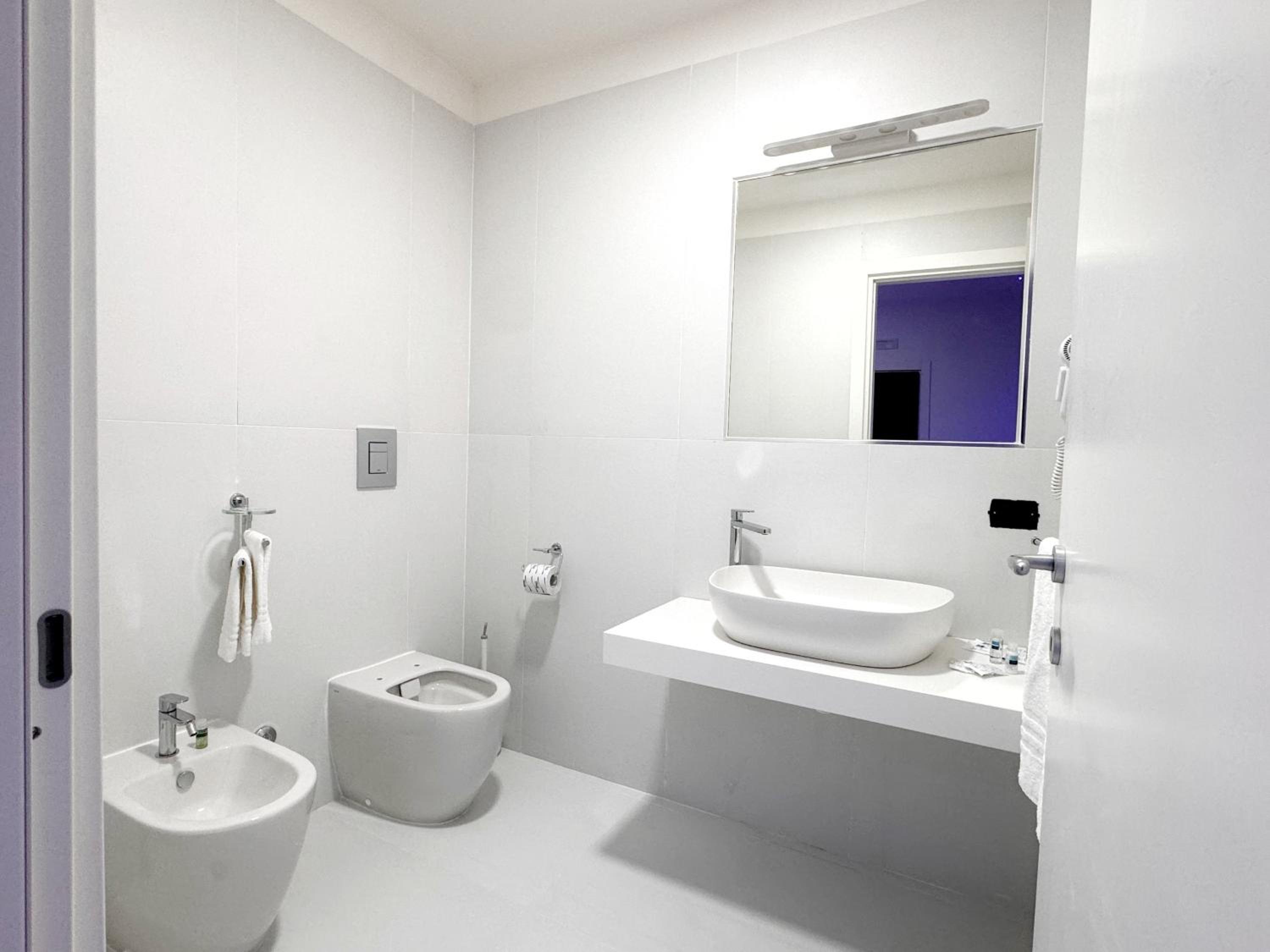 King Suite with Spa Bath - Photo 2