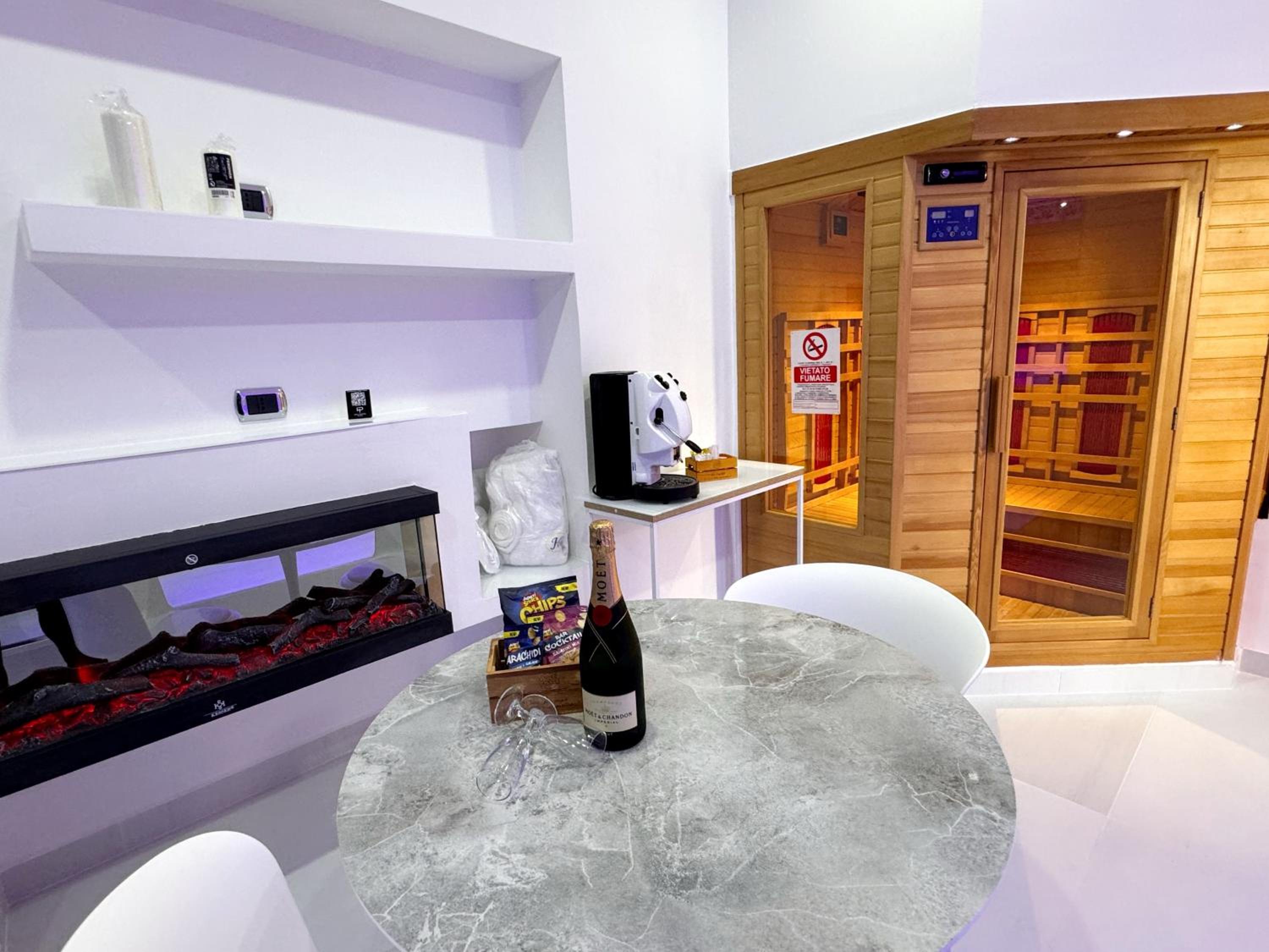King Suite with Spa Bath - Photo 8