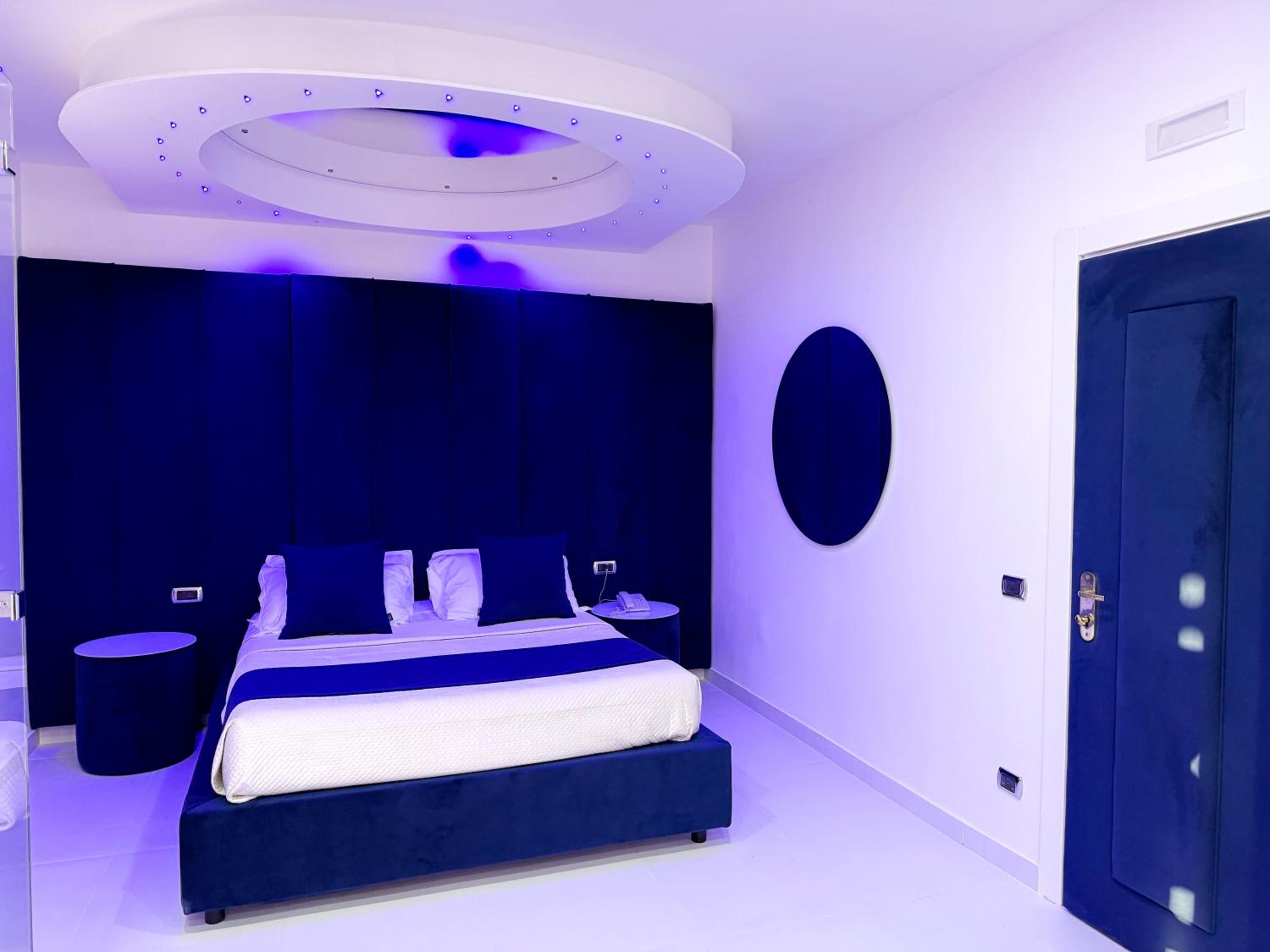 King Suite with Spa Bath - Photo 1