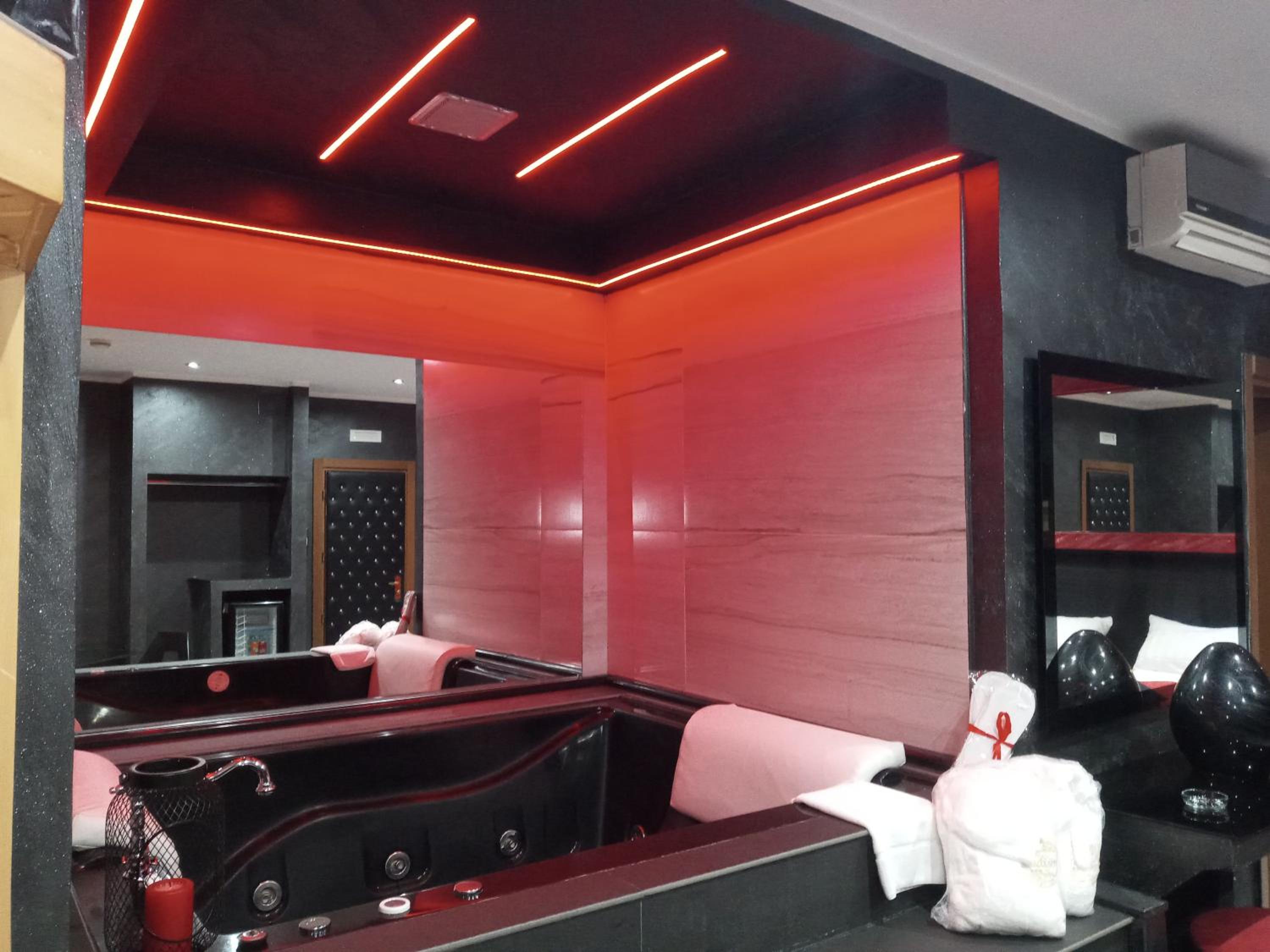 King Suite with Spa Bath - Photo 10