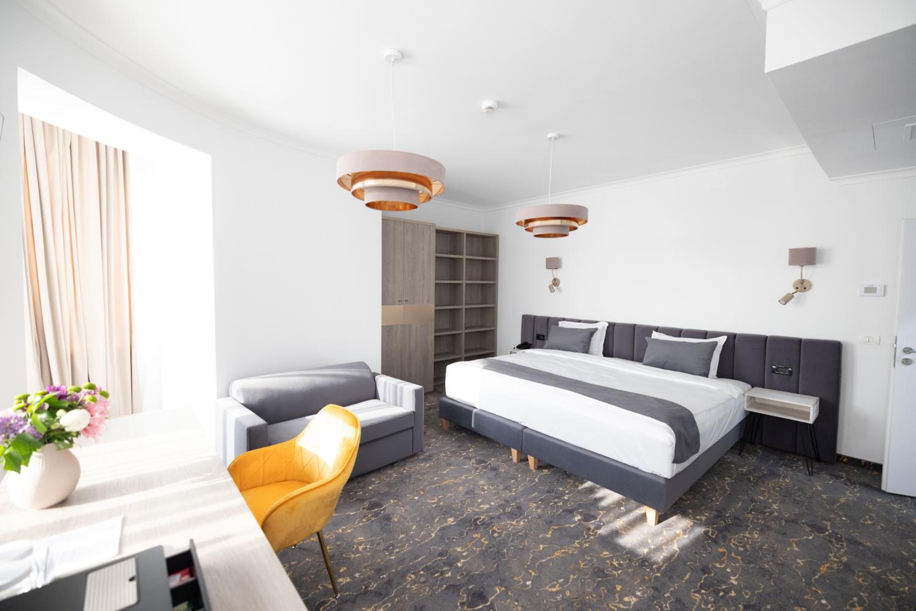 Deluxe Double Room with Extensible Chair - Photo 1