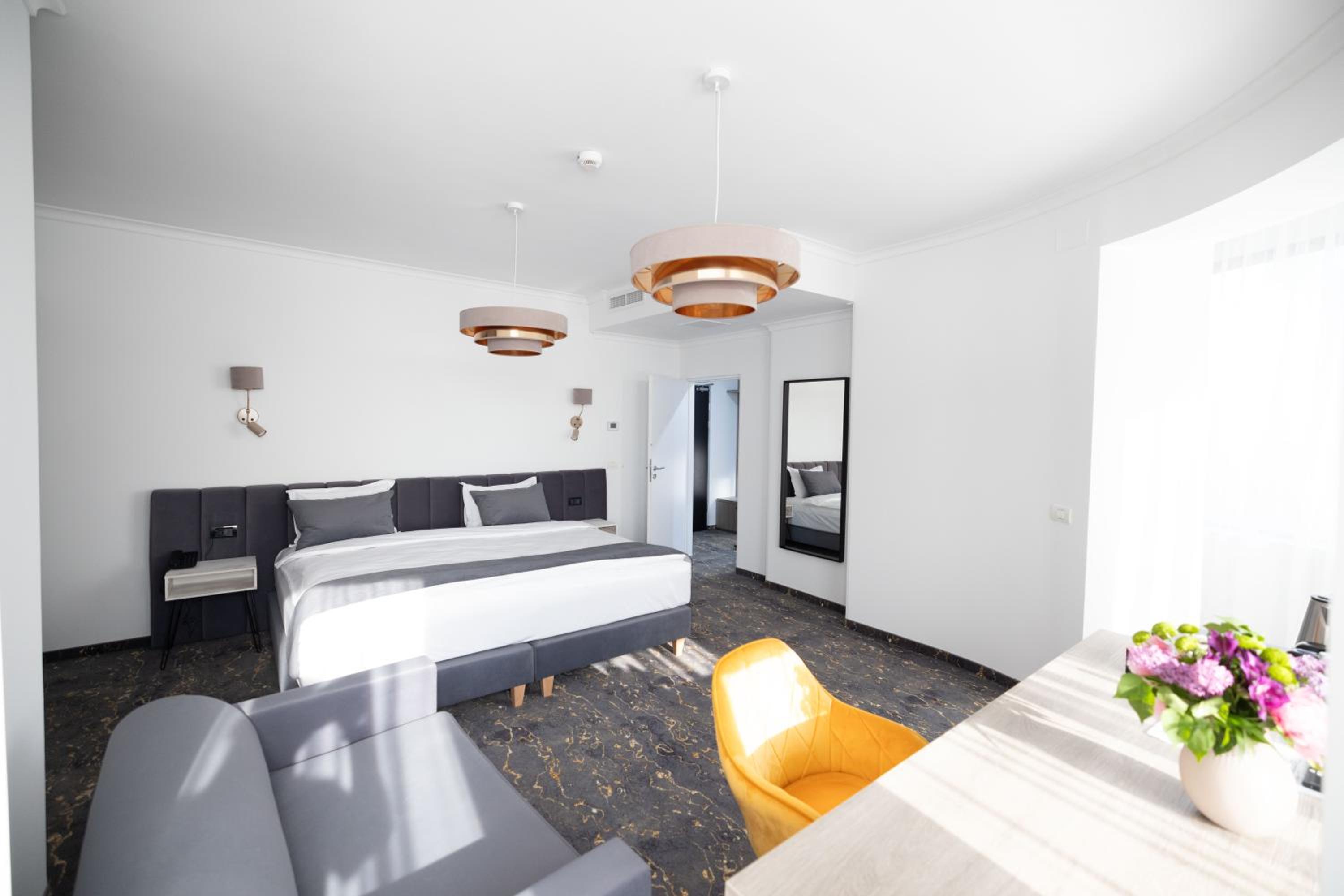 Deluxe Double Room with Extensible Chair - Photo 2