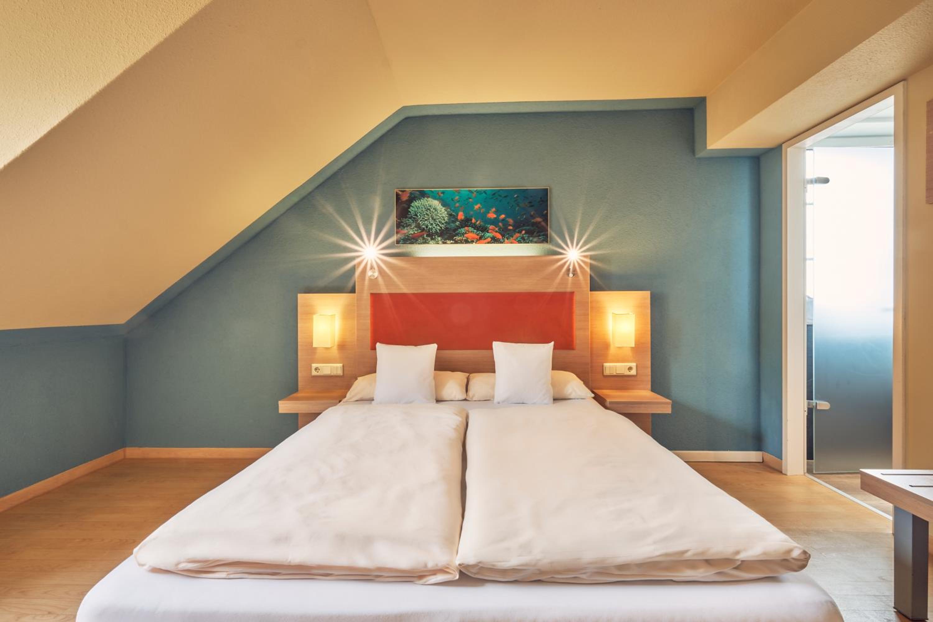 Standard Room with Queen Bed photo 3