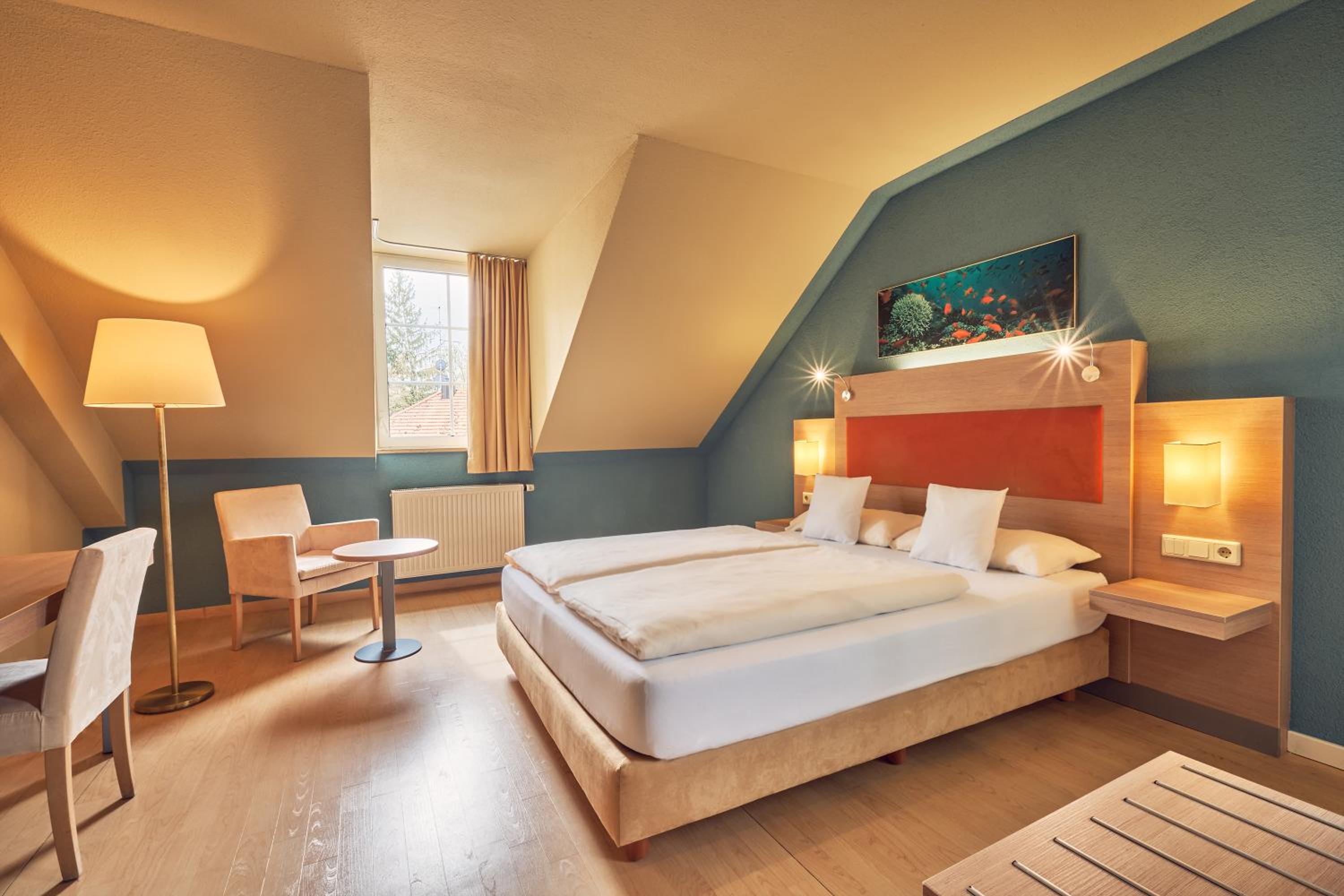 Standard Room with Queen Bed photo 1