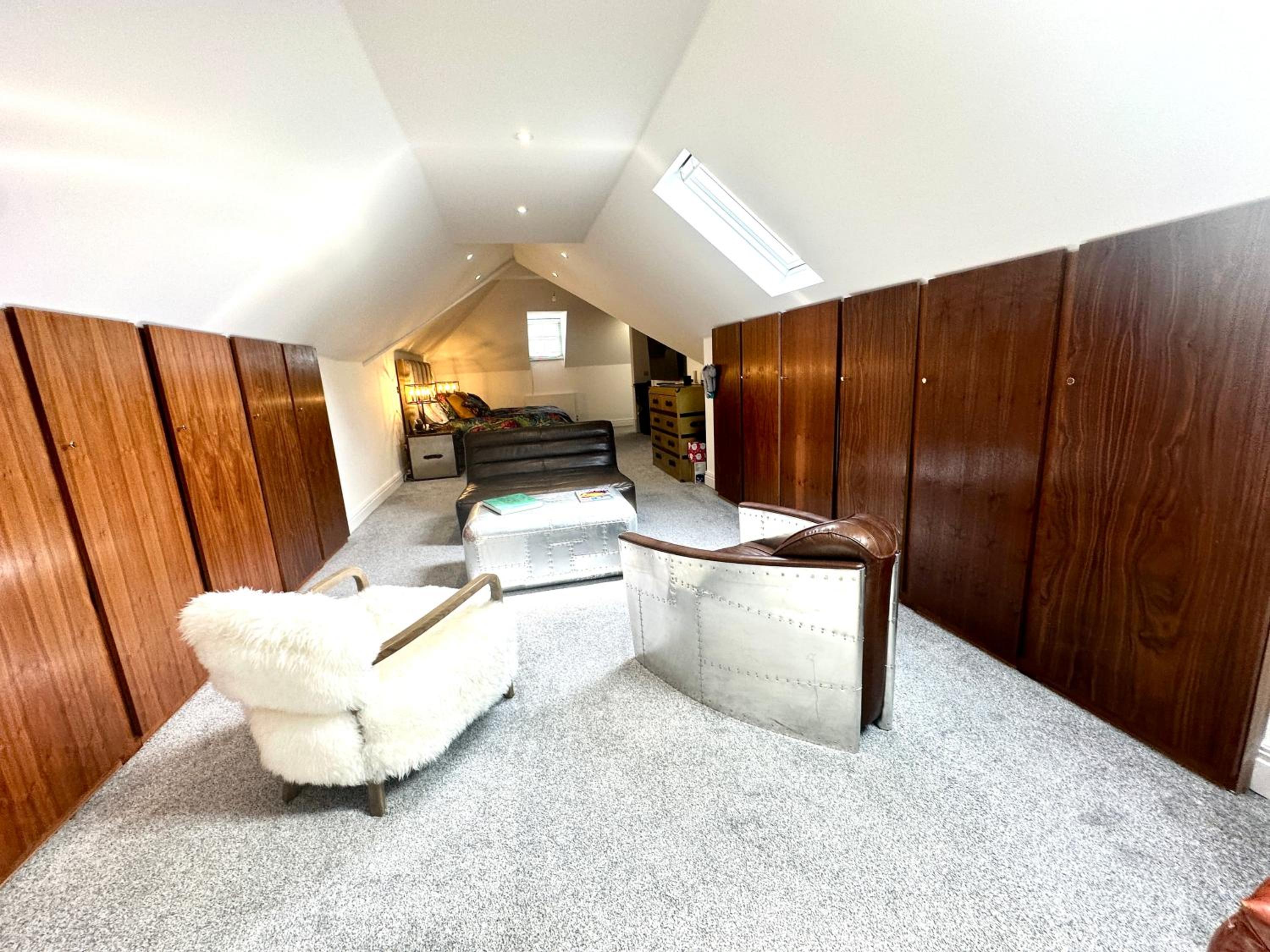 Five-Bedroom House photo 1