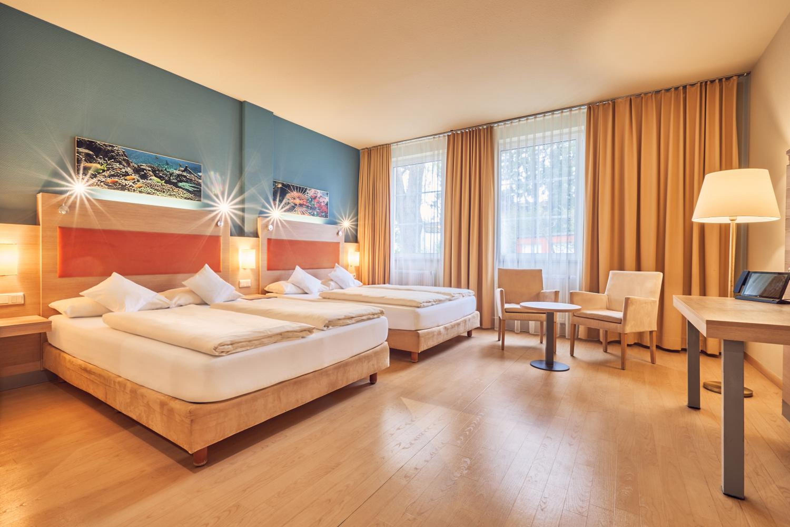Standard Family Room with Two Queen Beds photo 1
