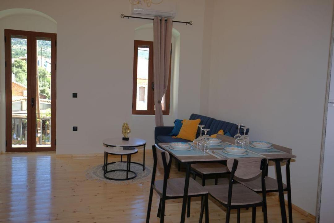 Two-Bedroom Apartment with Balcony and Sea View photo 3