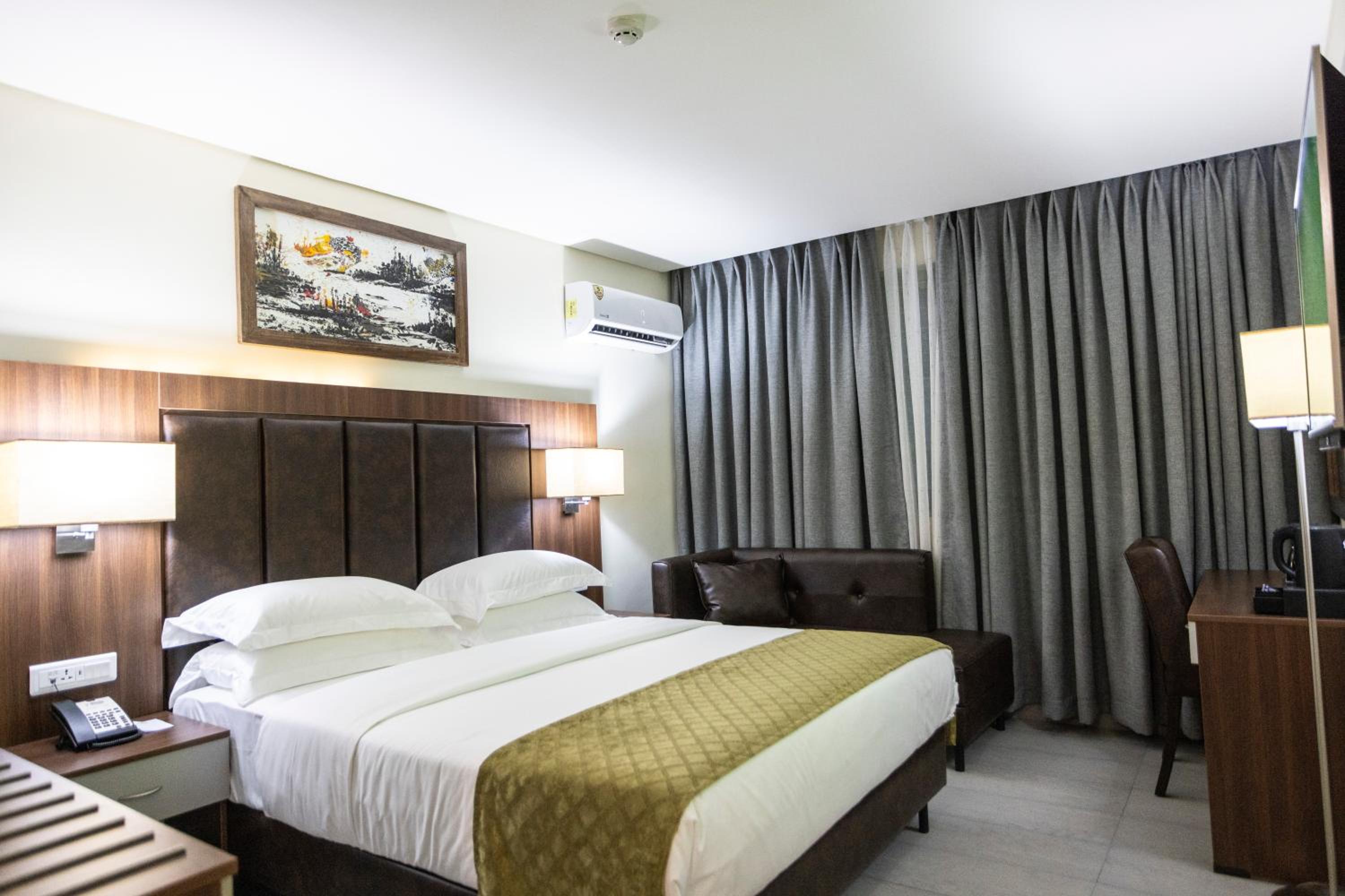 Standard Queen Room