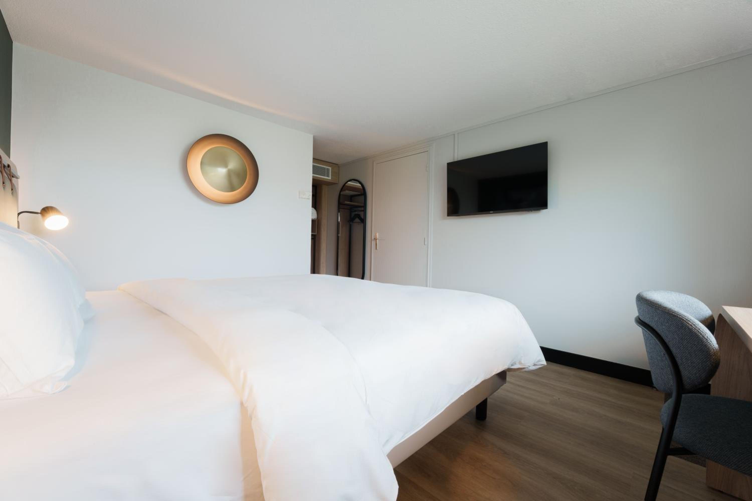 Superior Room - 1 King Bed - Photo 6