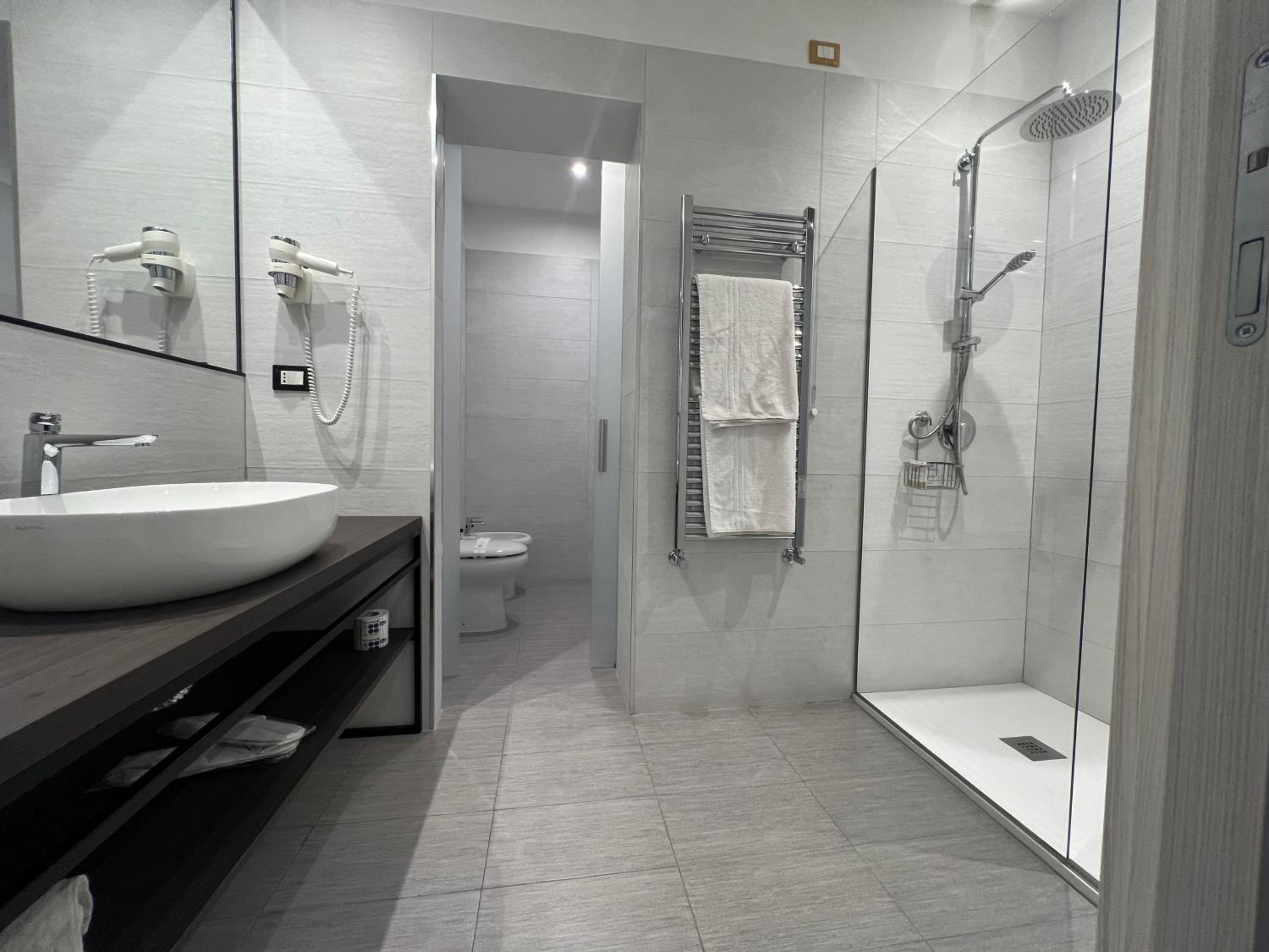 Deluxe Room - Photo 3
