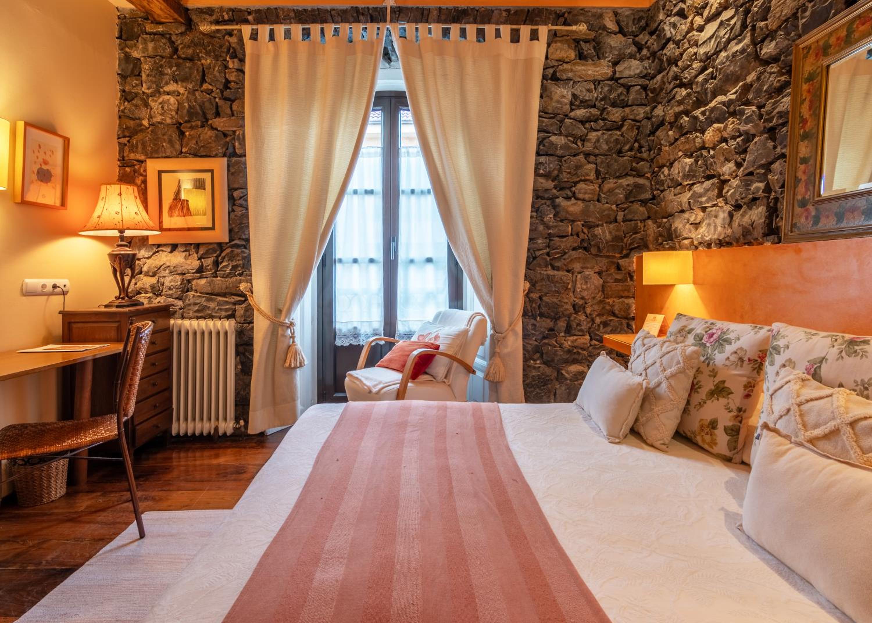 Double or Twin Room - Photo 3