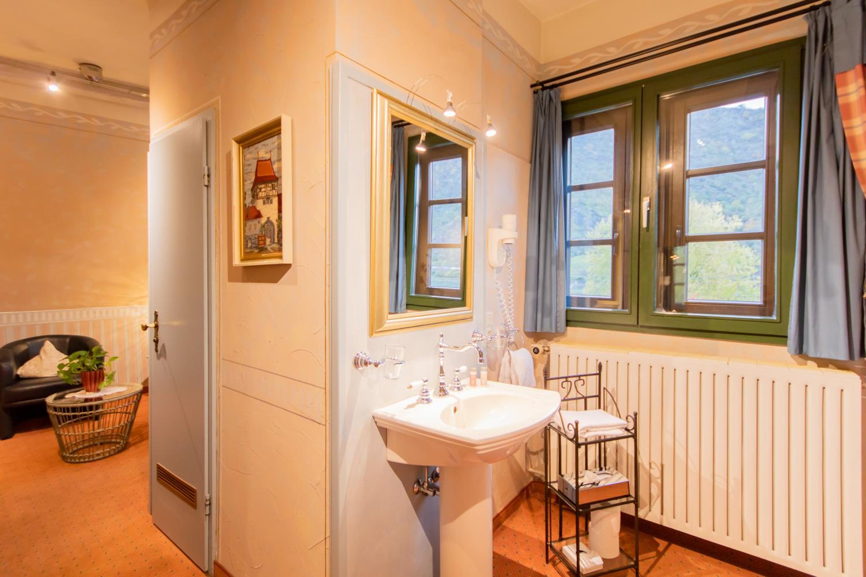 Double Room with River View  - Photo 3