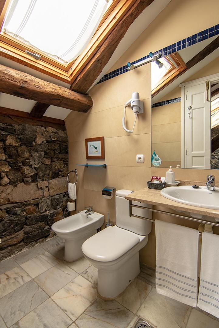 Double or Twin Room - Photo 9