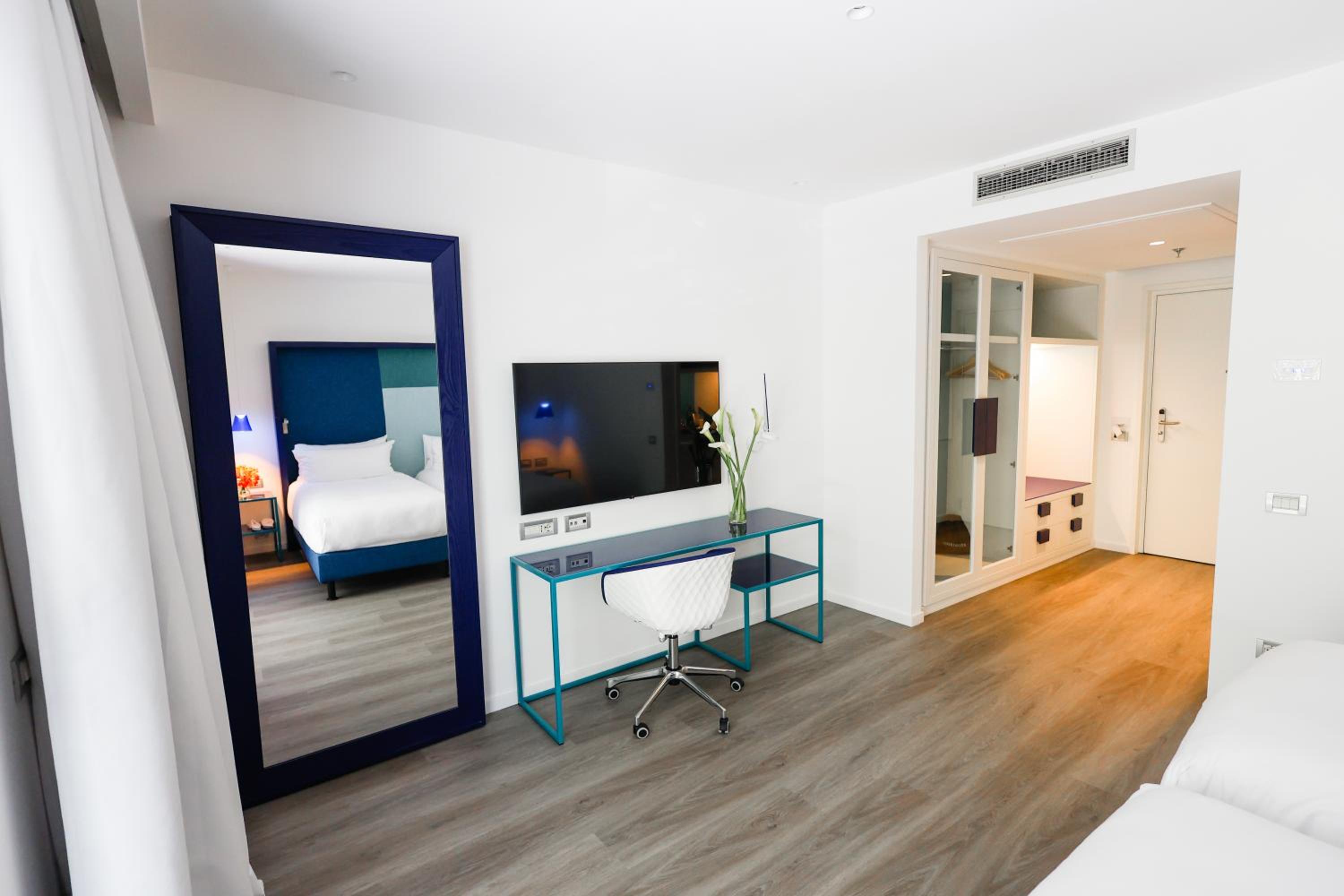 Superior King Room with Sea View - Photo 10