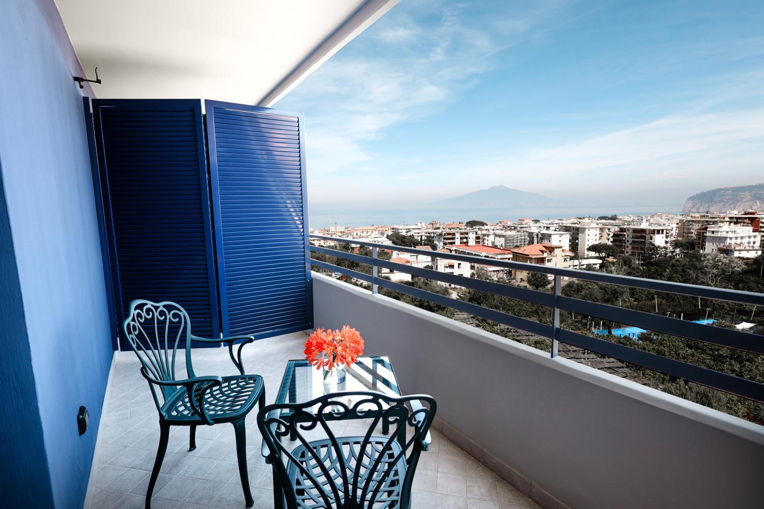 Superior King Room with Sea View - Photo 9