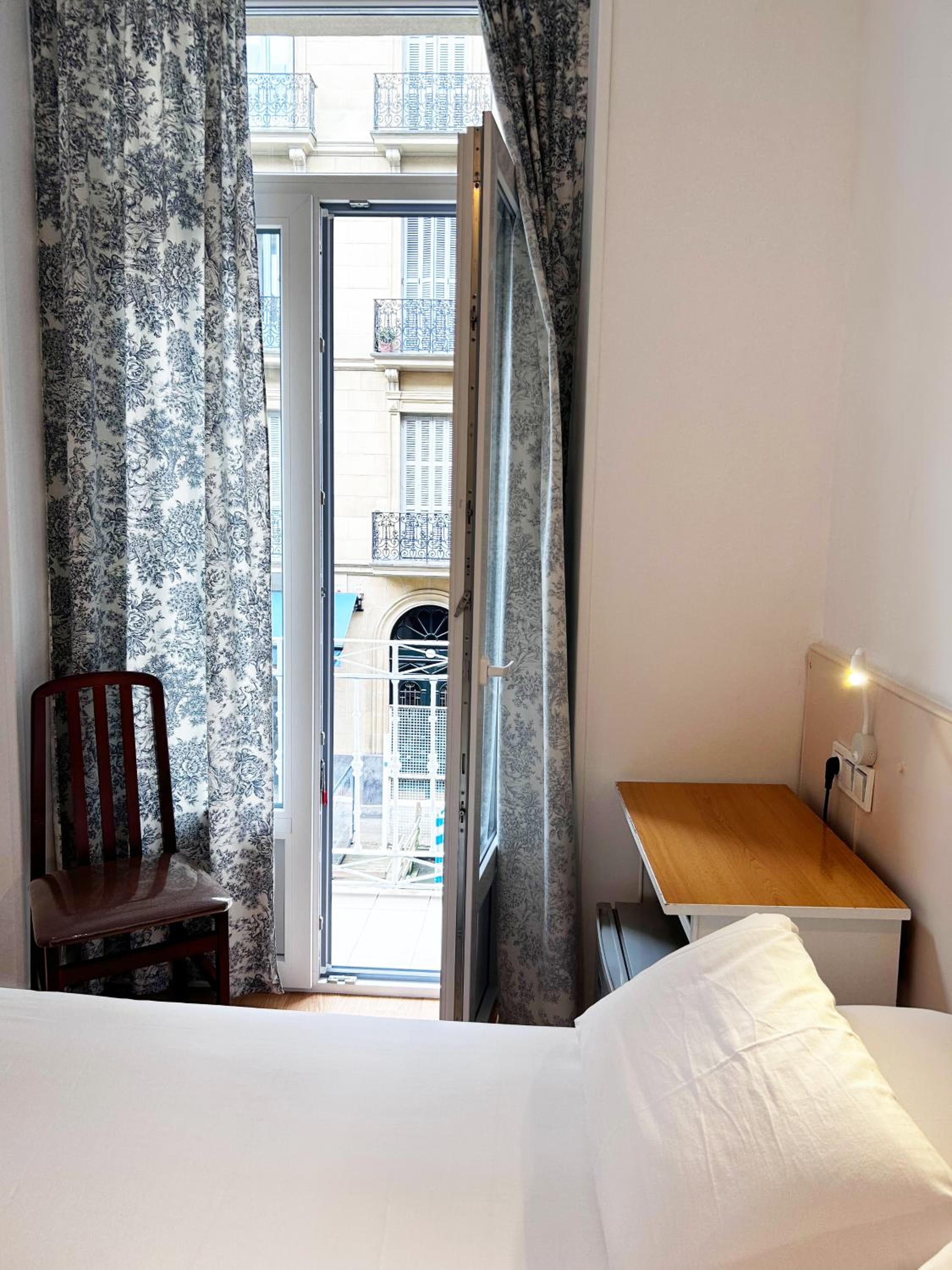 Queen Room with Balcony photo 2