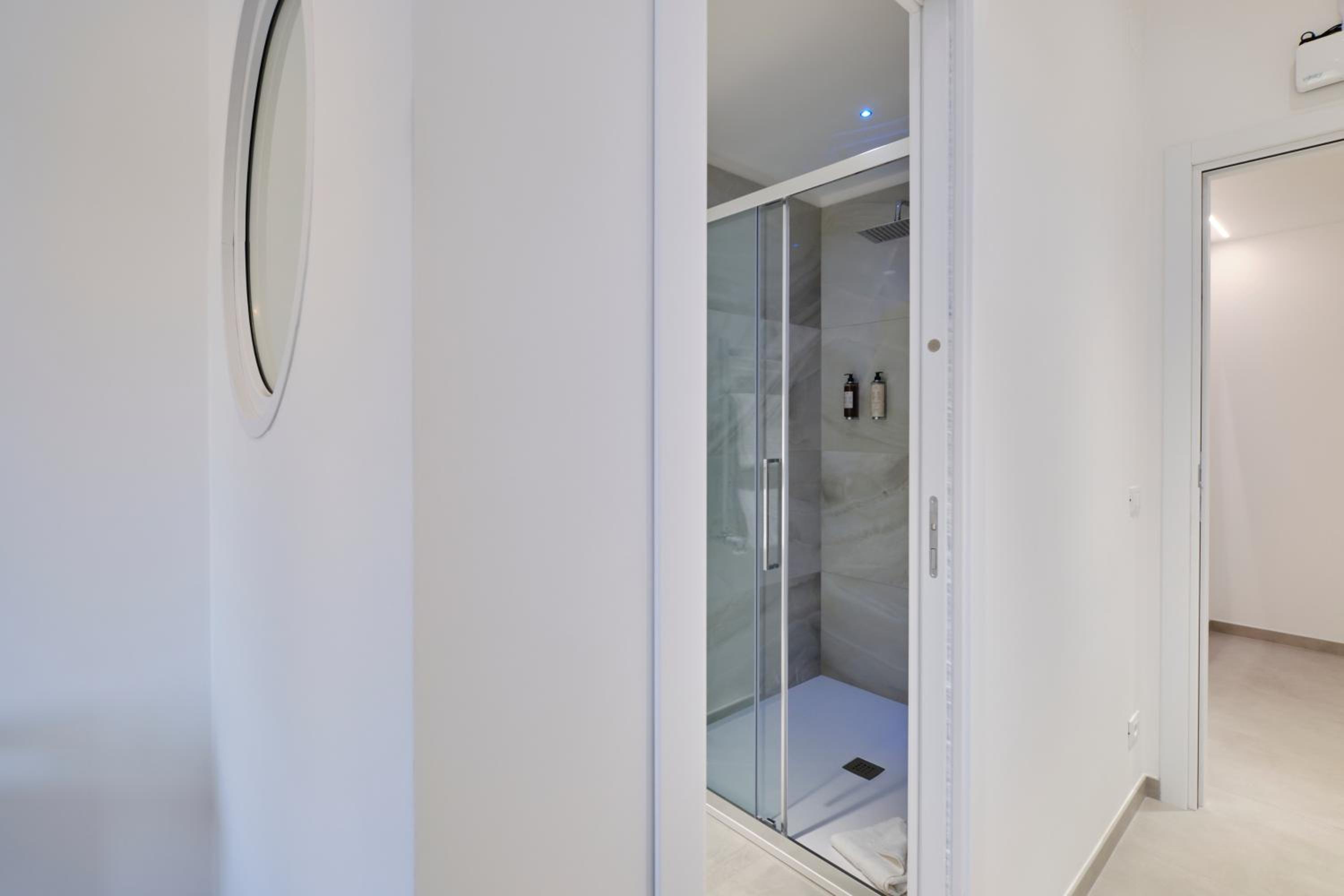Deluxe Double Room with Balcony photo 3