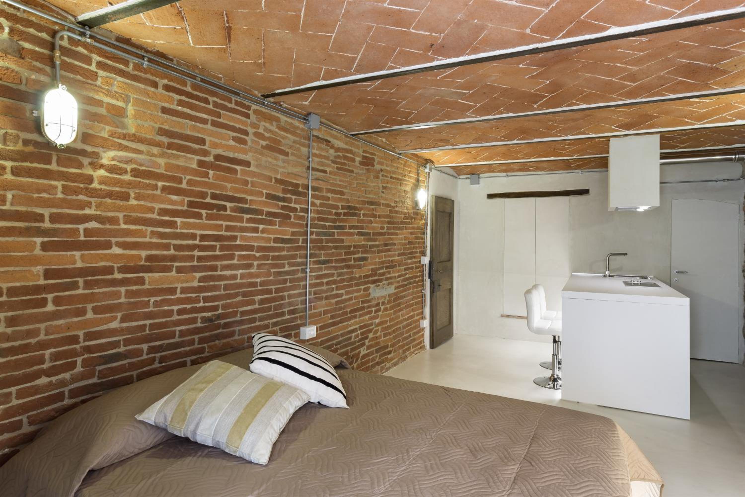 Studio Apartment - Photo 16