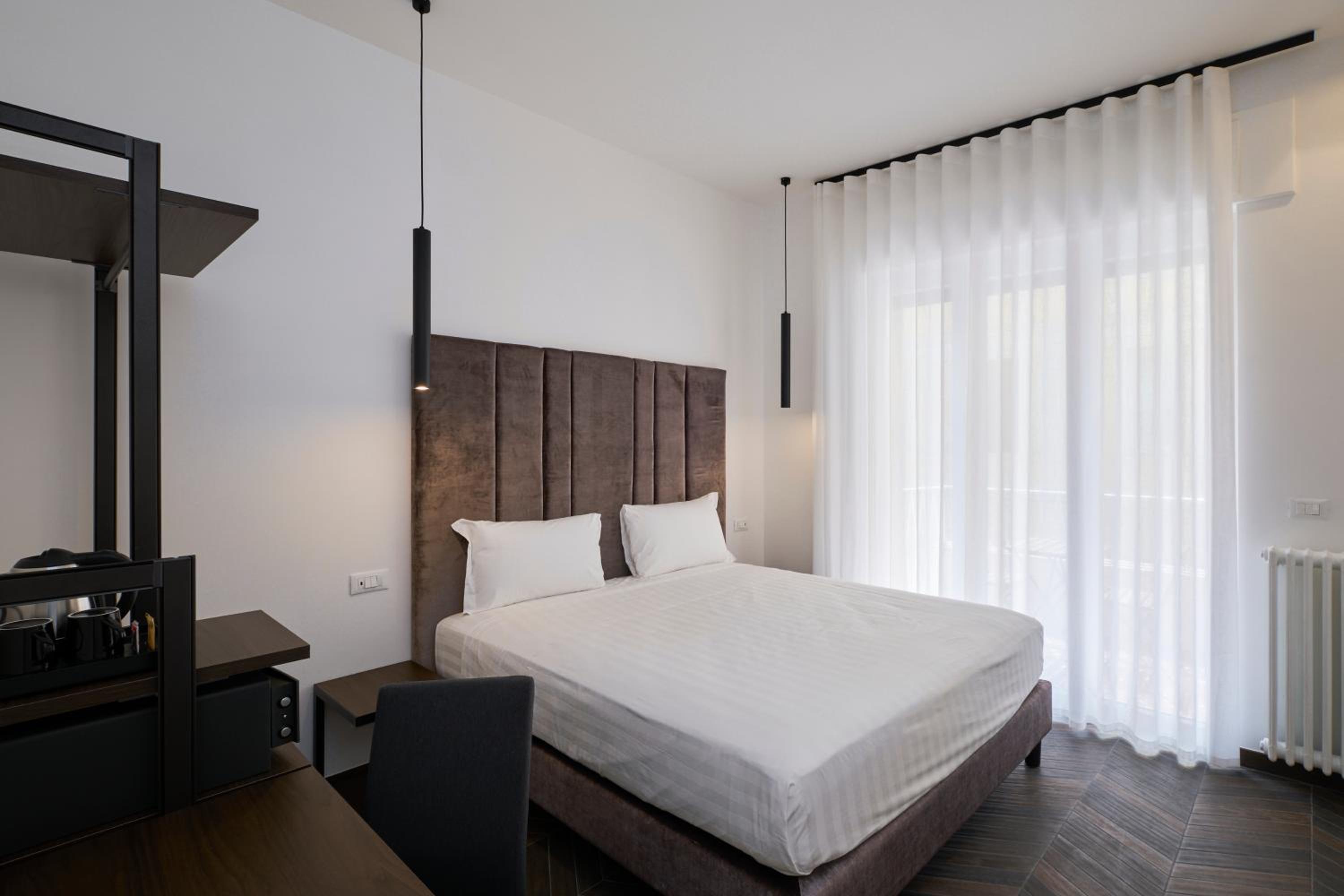 Queen Room with Balcony photo 1