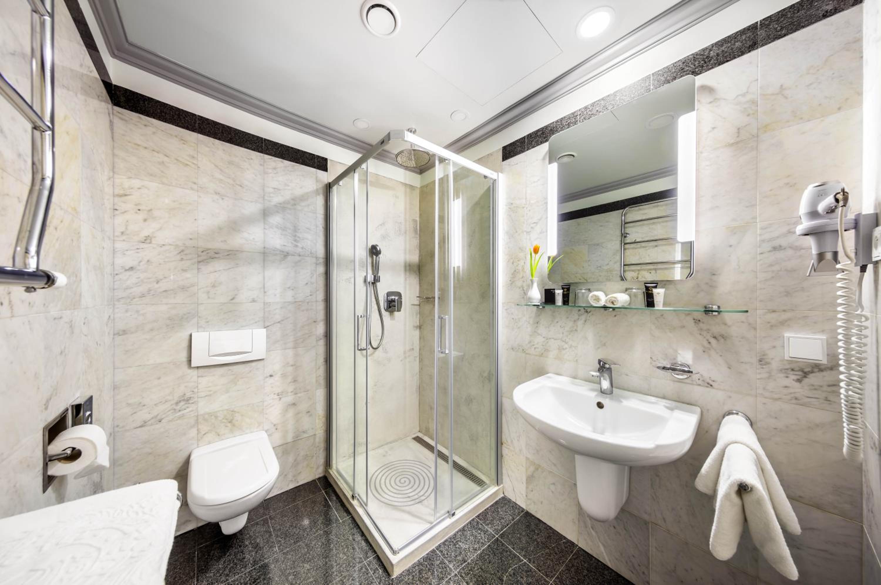 Deluxe Double or Twin Room thumbnail 5