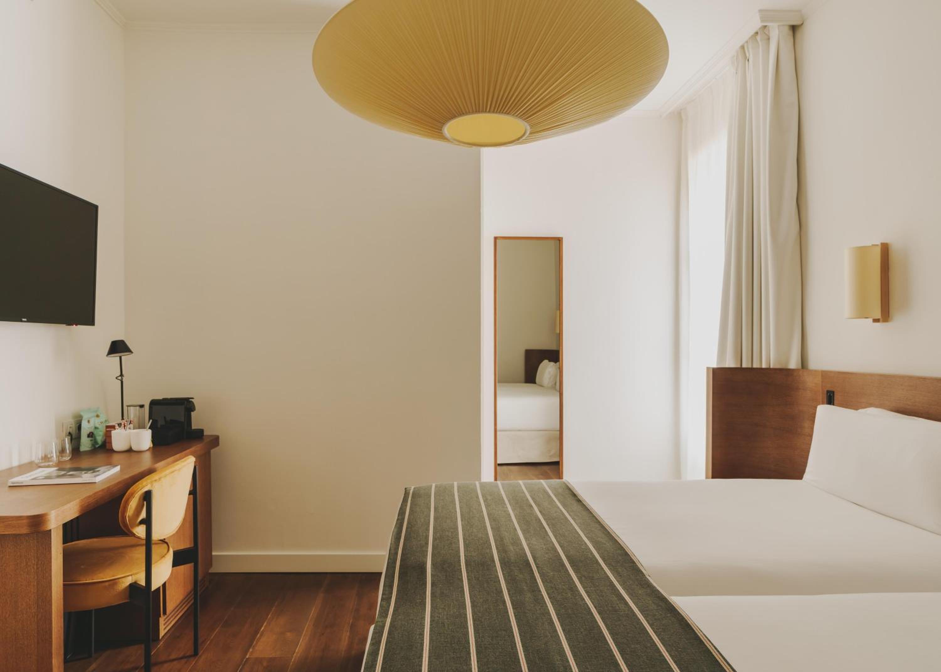 Double or Twin Room thumbnail 5