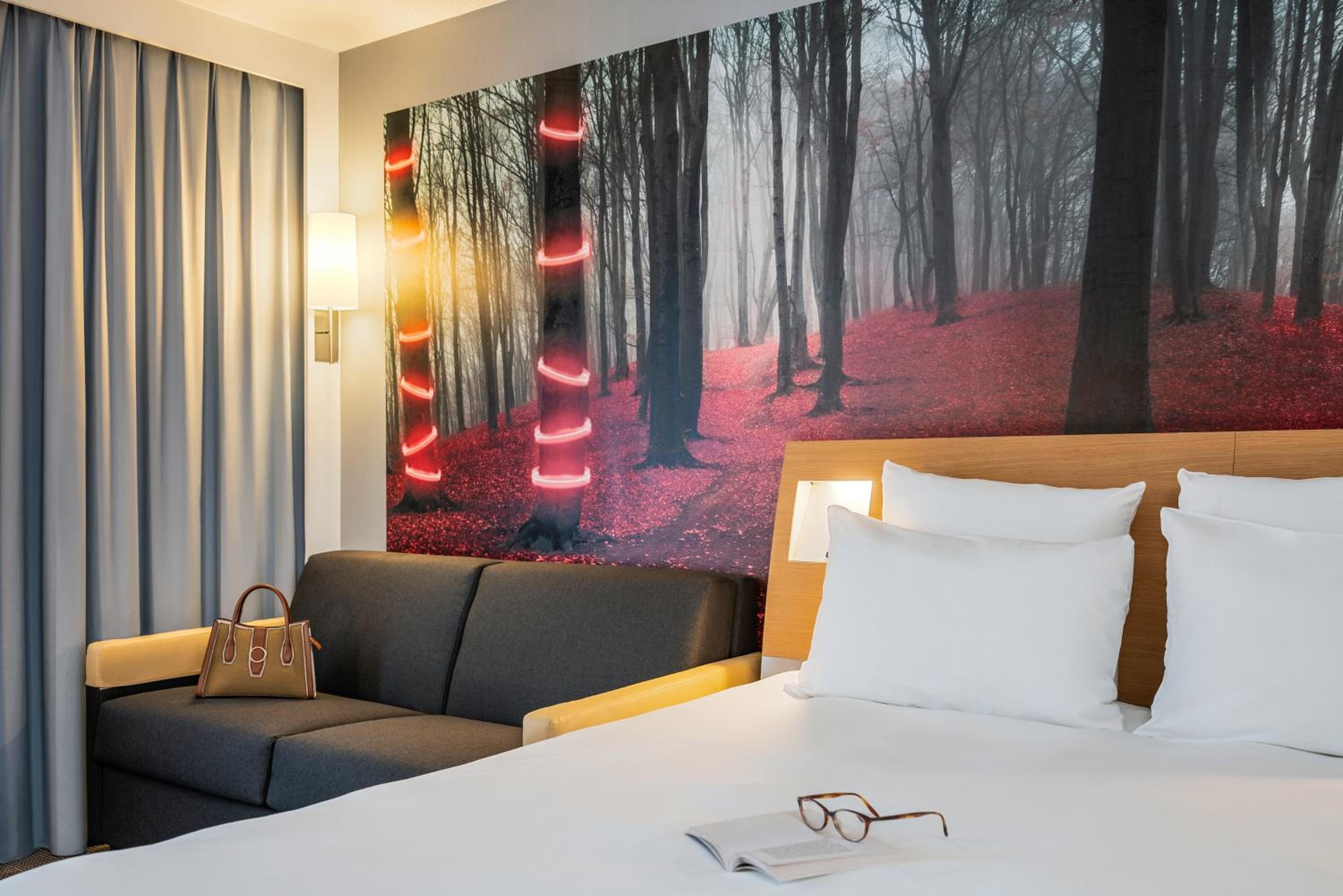 Executive Room with One Double Bed and One Single Sofa Bed - Photo 4