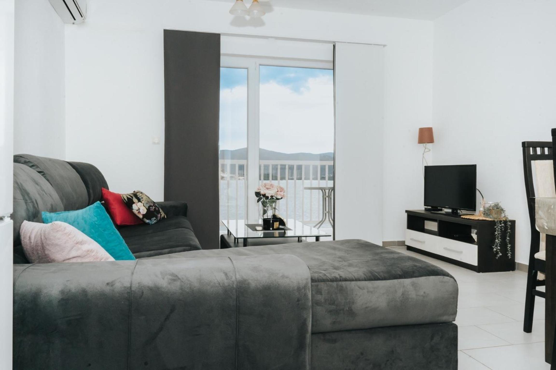 Apartment with Balcony and Sea View