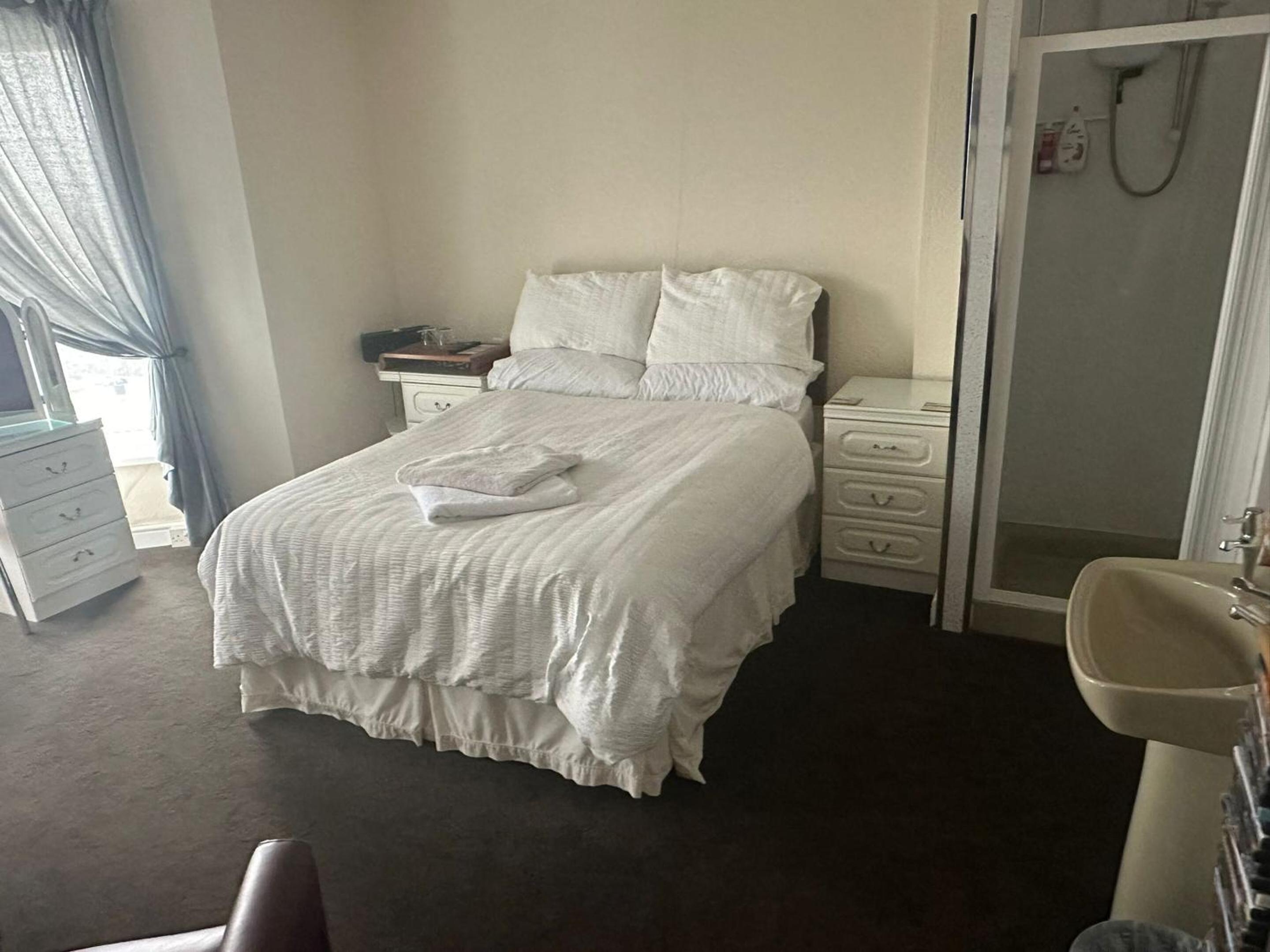 Compact Double Room - Shared