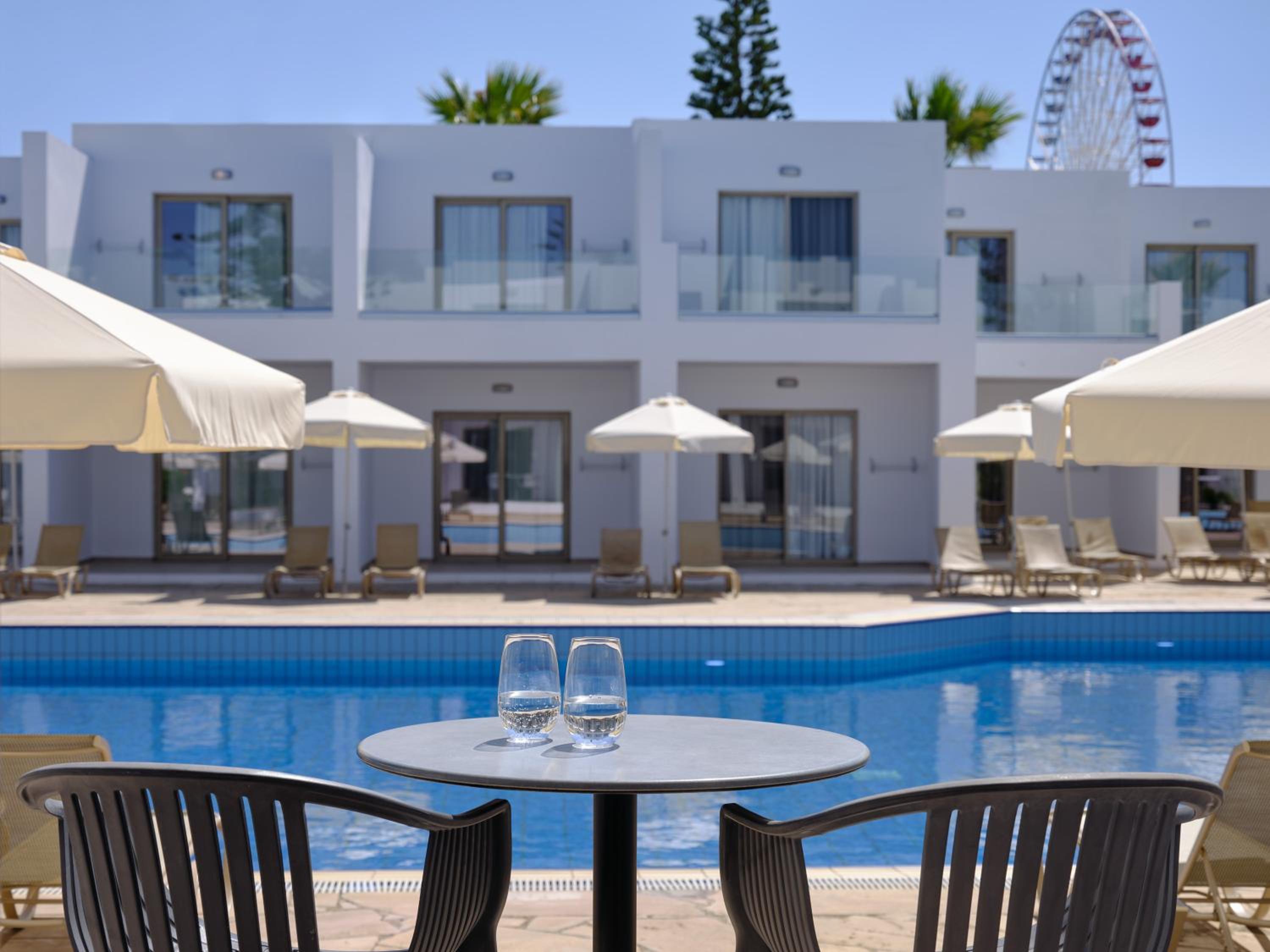 Double or Twin Room with Pool View photo 2