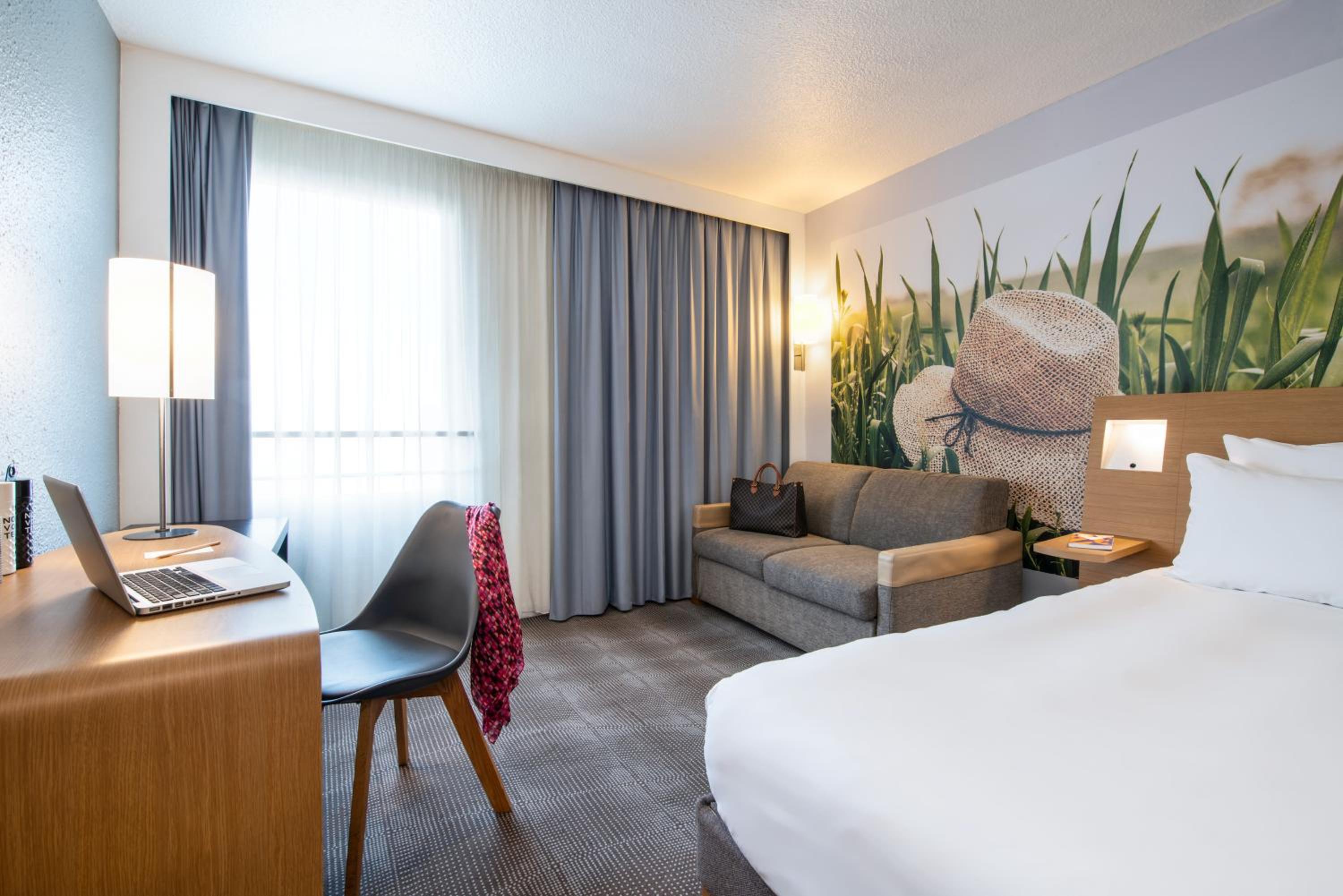 Superior Room with One Double Bed and Sofa - Photo 5