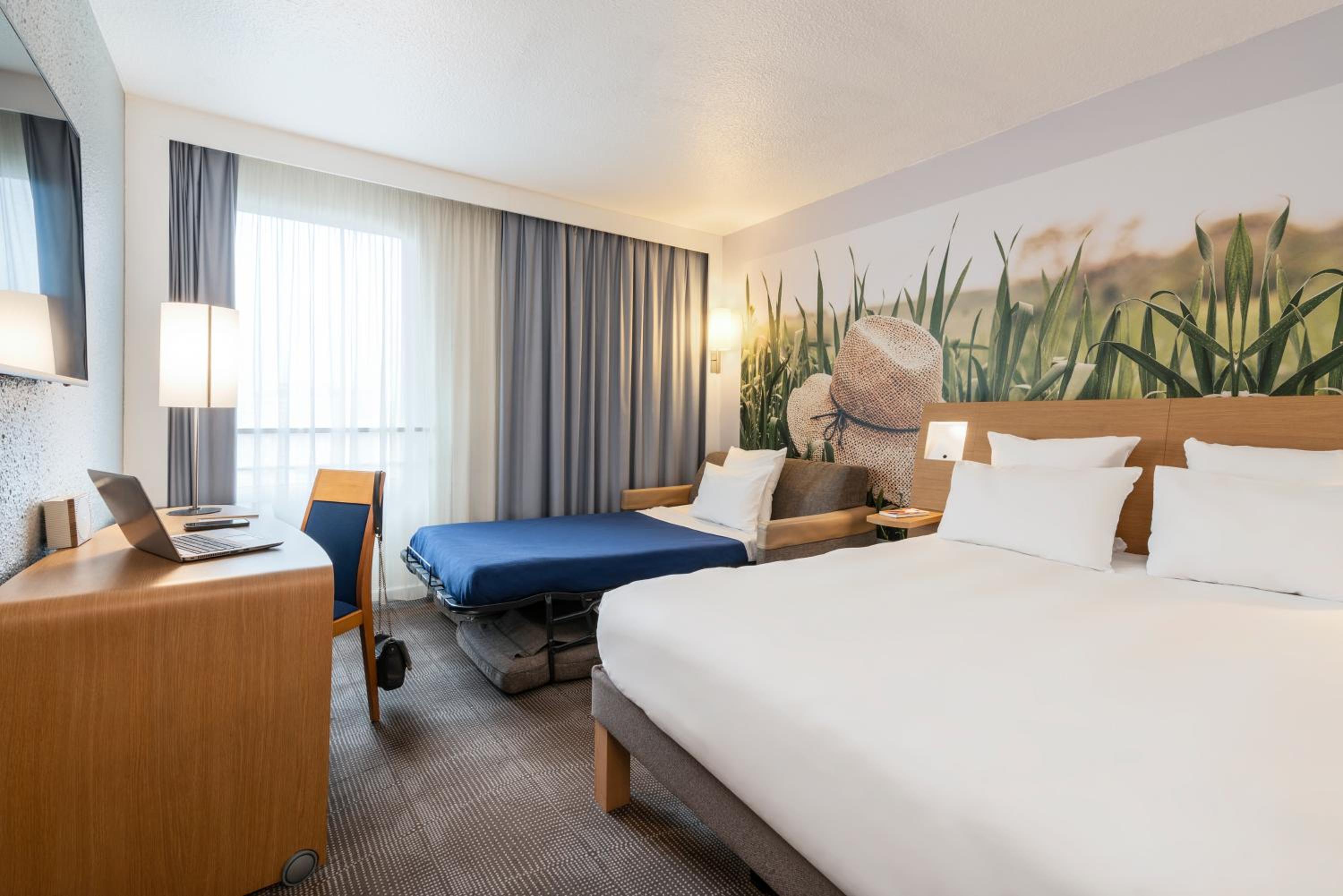 Superior Room with One Double Bed and Sofa - Photo 4