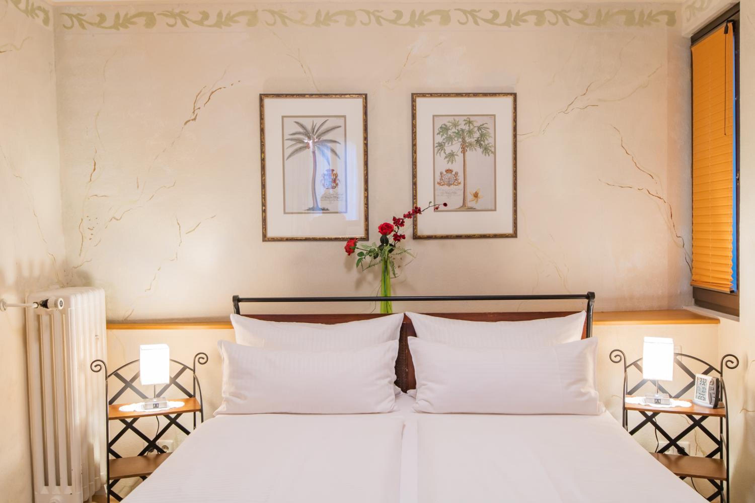 Double Room with City View - Photo 6