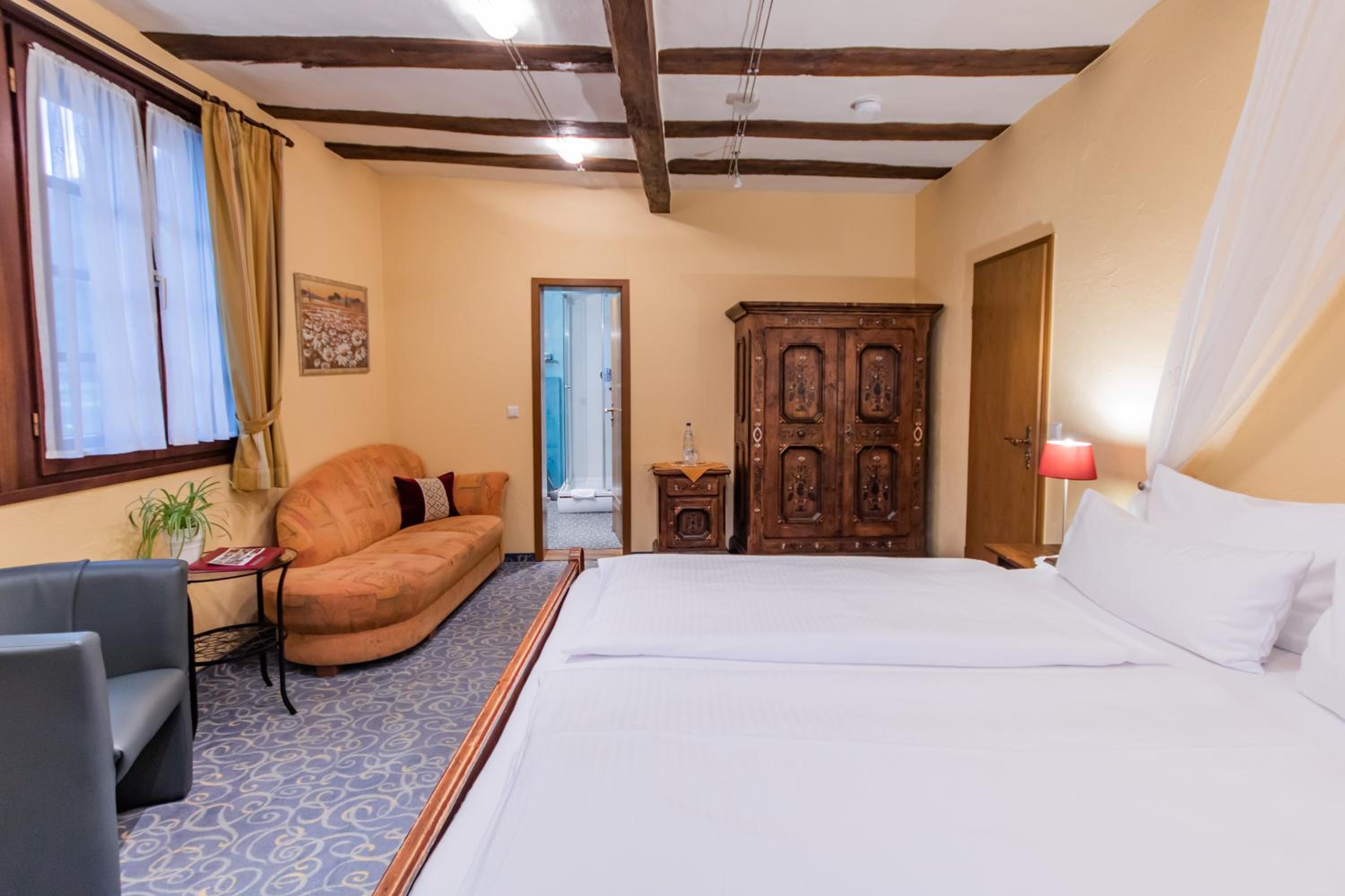 Double Room with City View - Photo 3