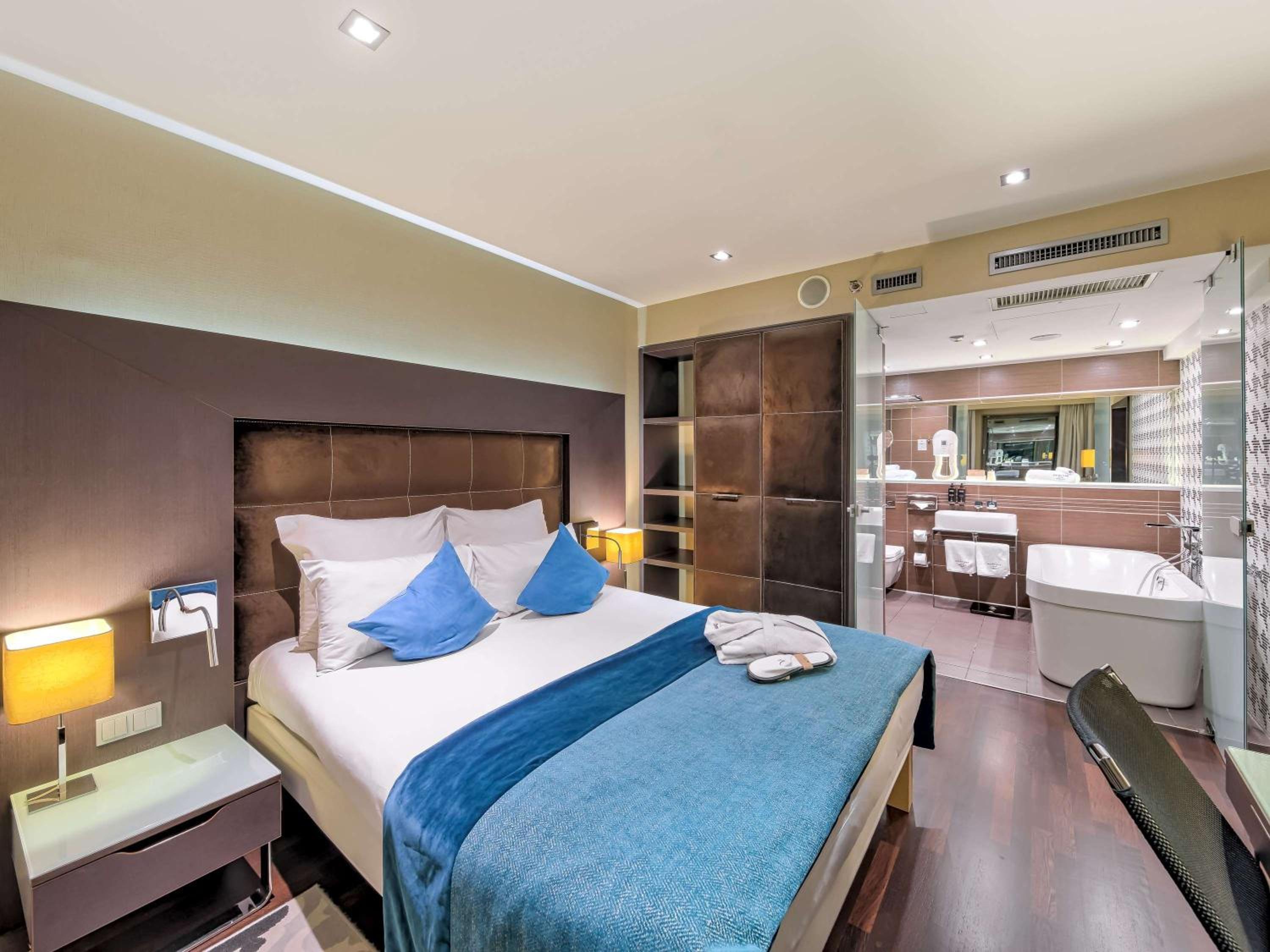Superior Suite - Photo 11
