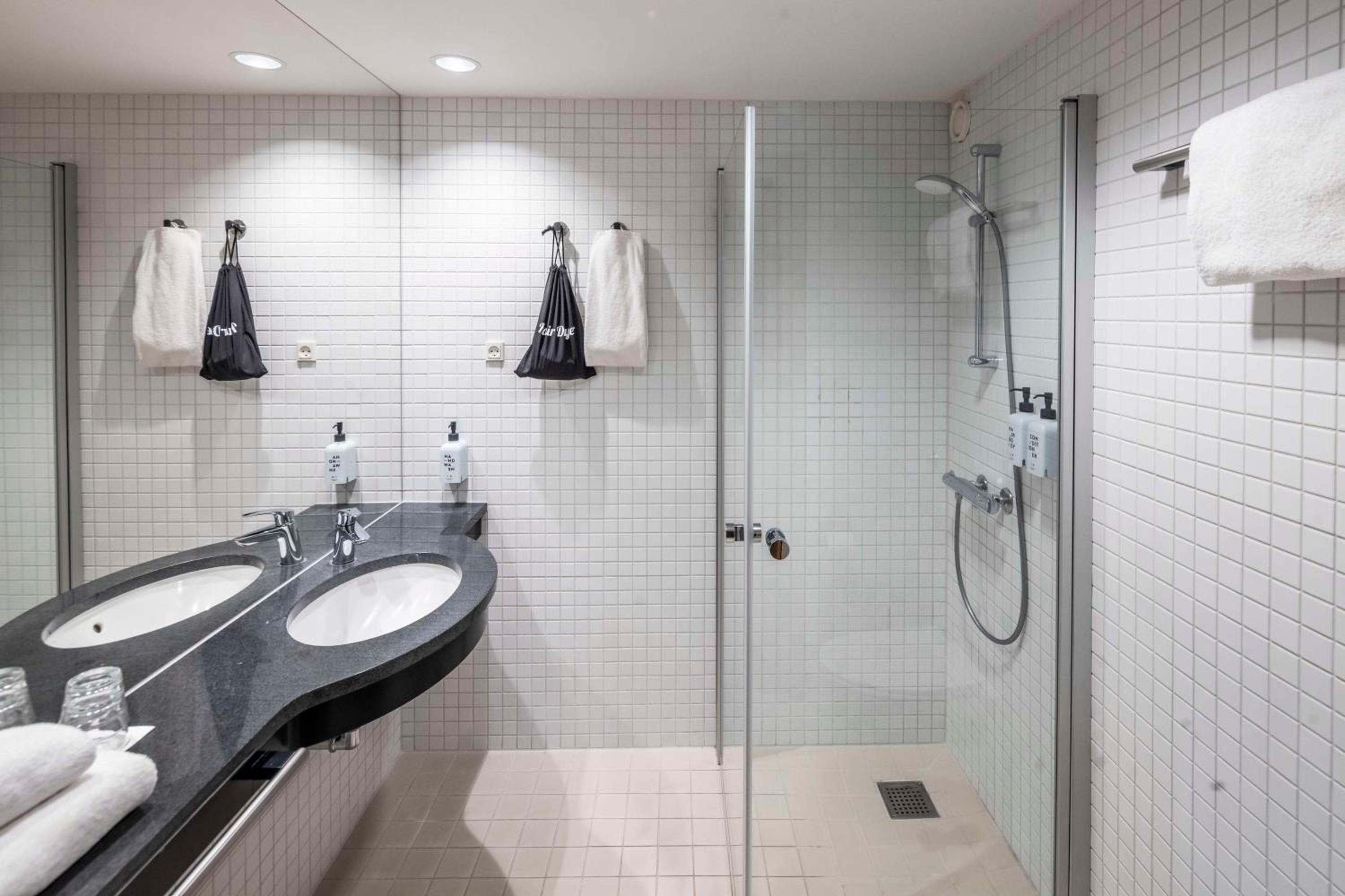 Standard Twin Room - Photo 2