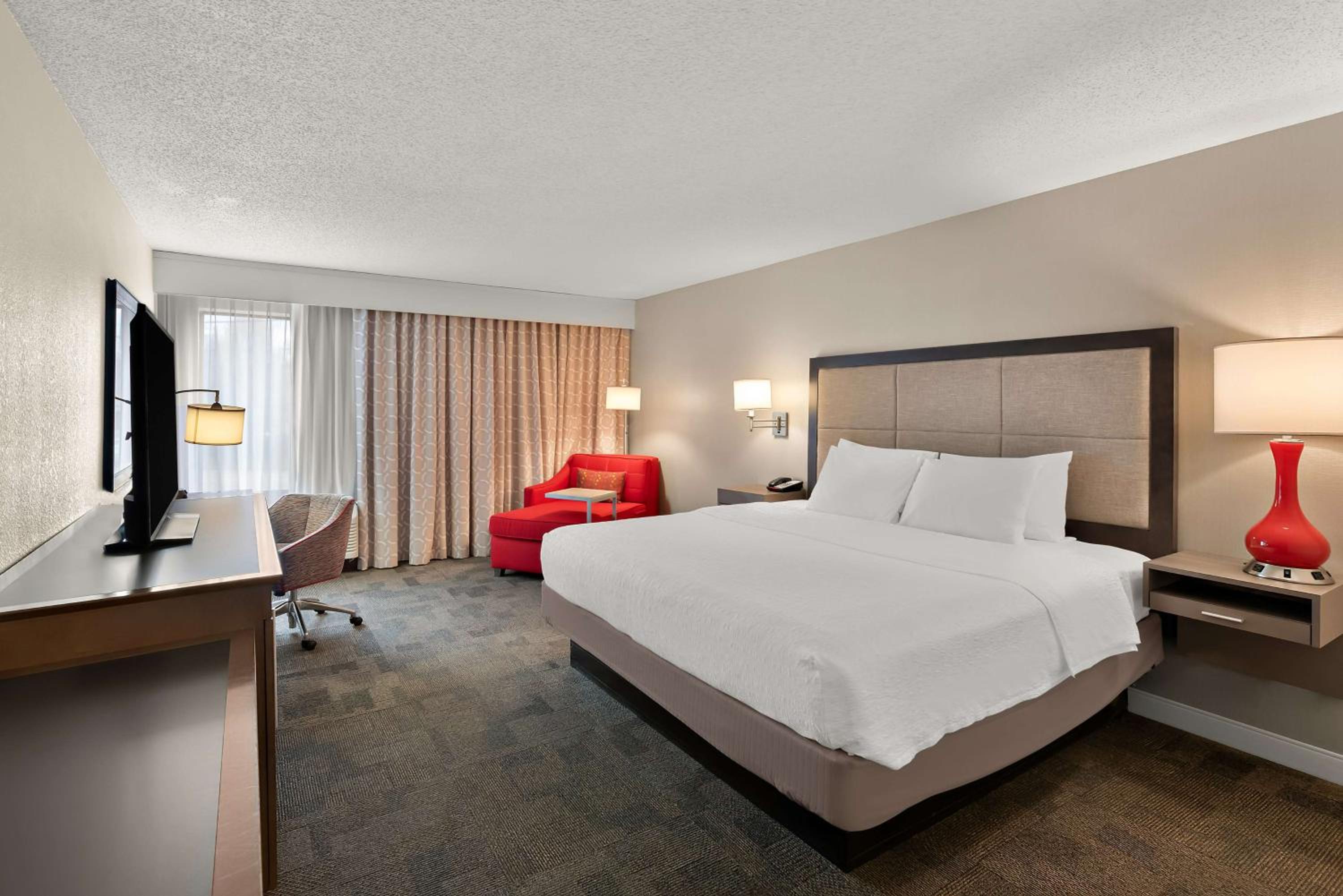 King Room with King Bed - Non-Smoking - Photo 1