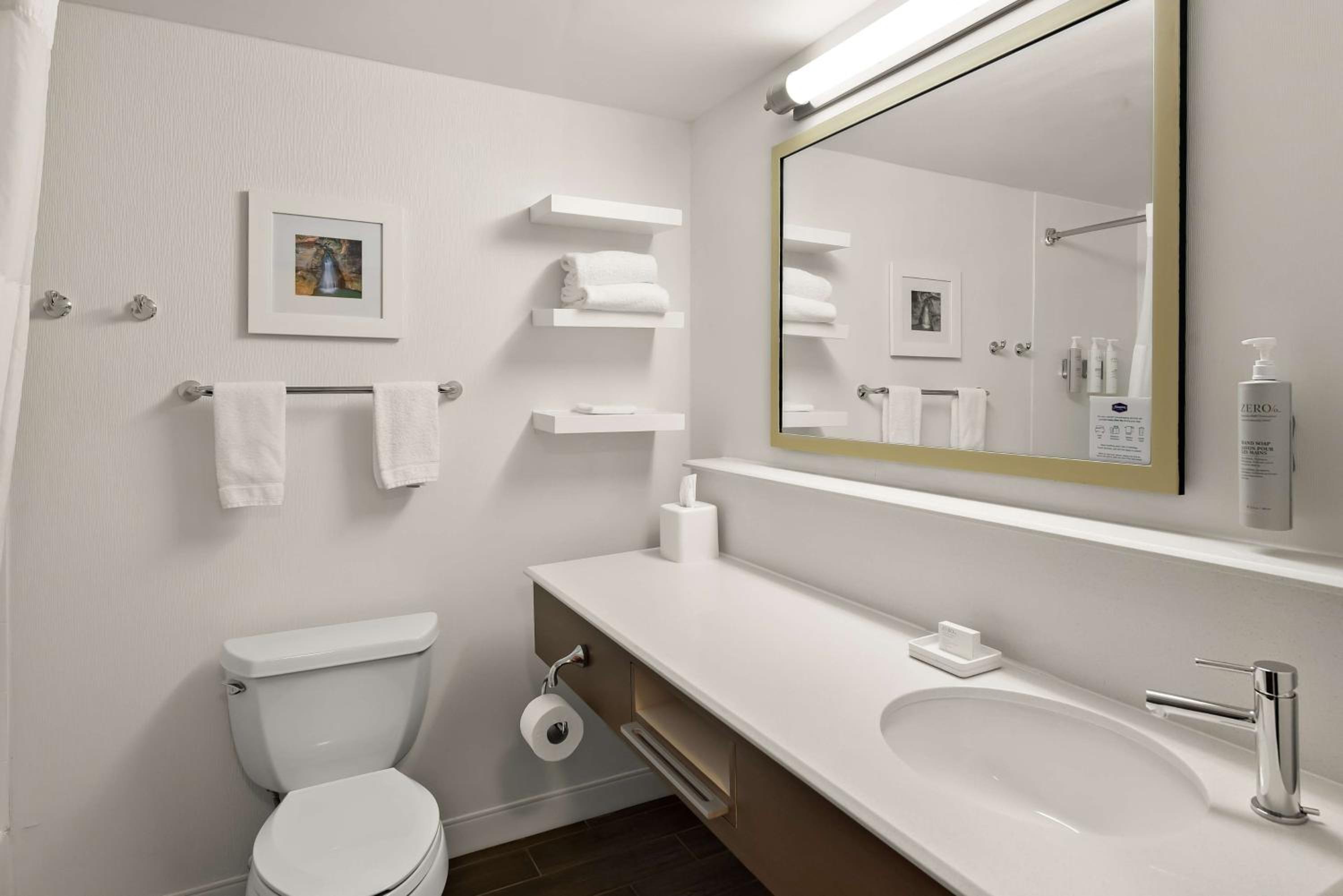 King Room with King Bed - Non-Smoking - Photo 4
