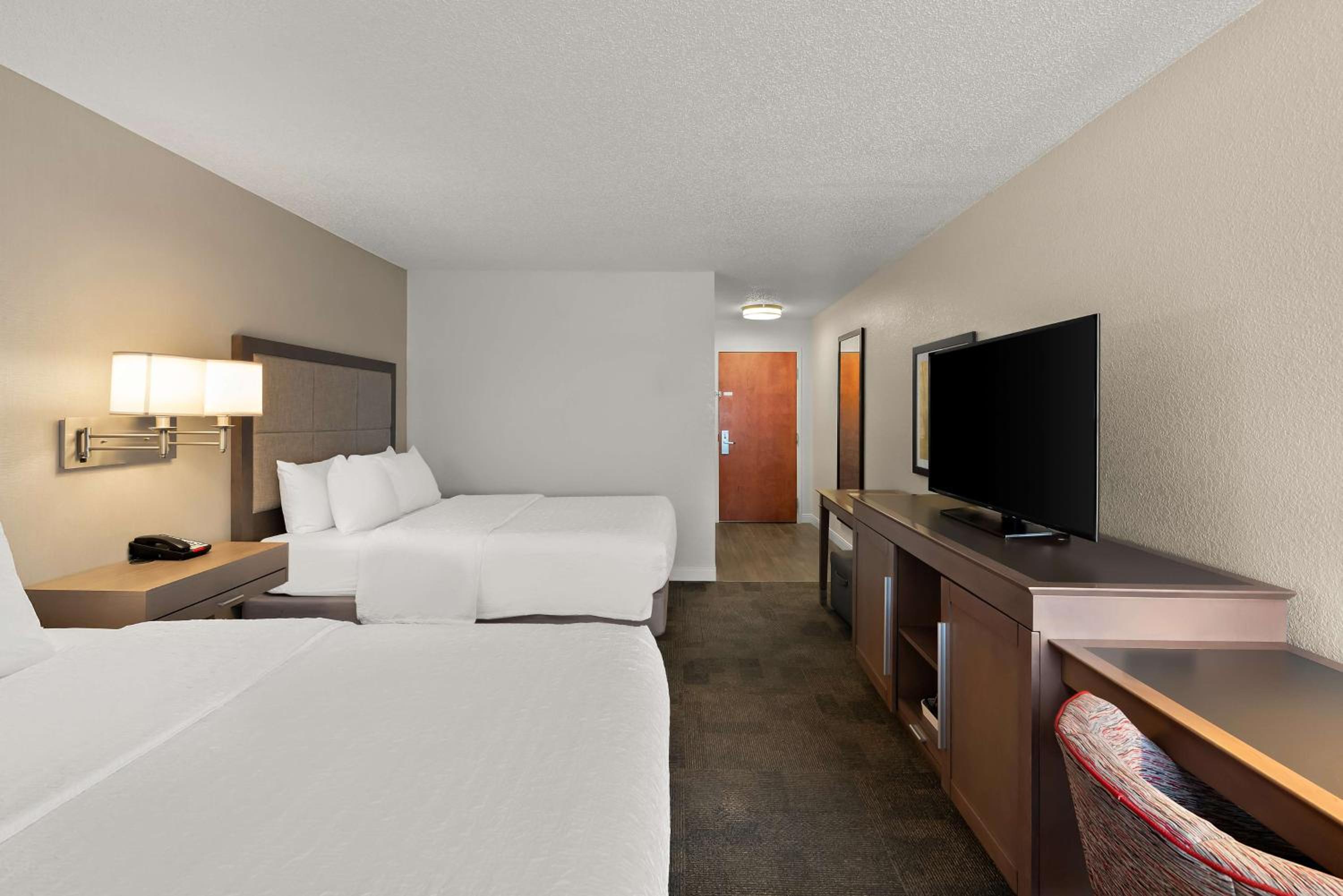 Room with Two Queen Beds - Non-Smoking - Photo 3