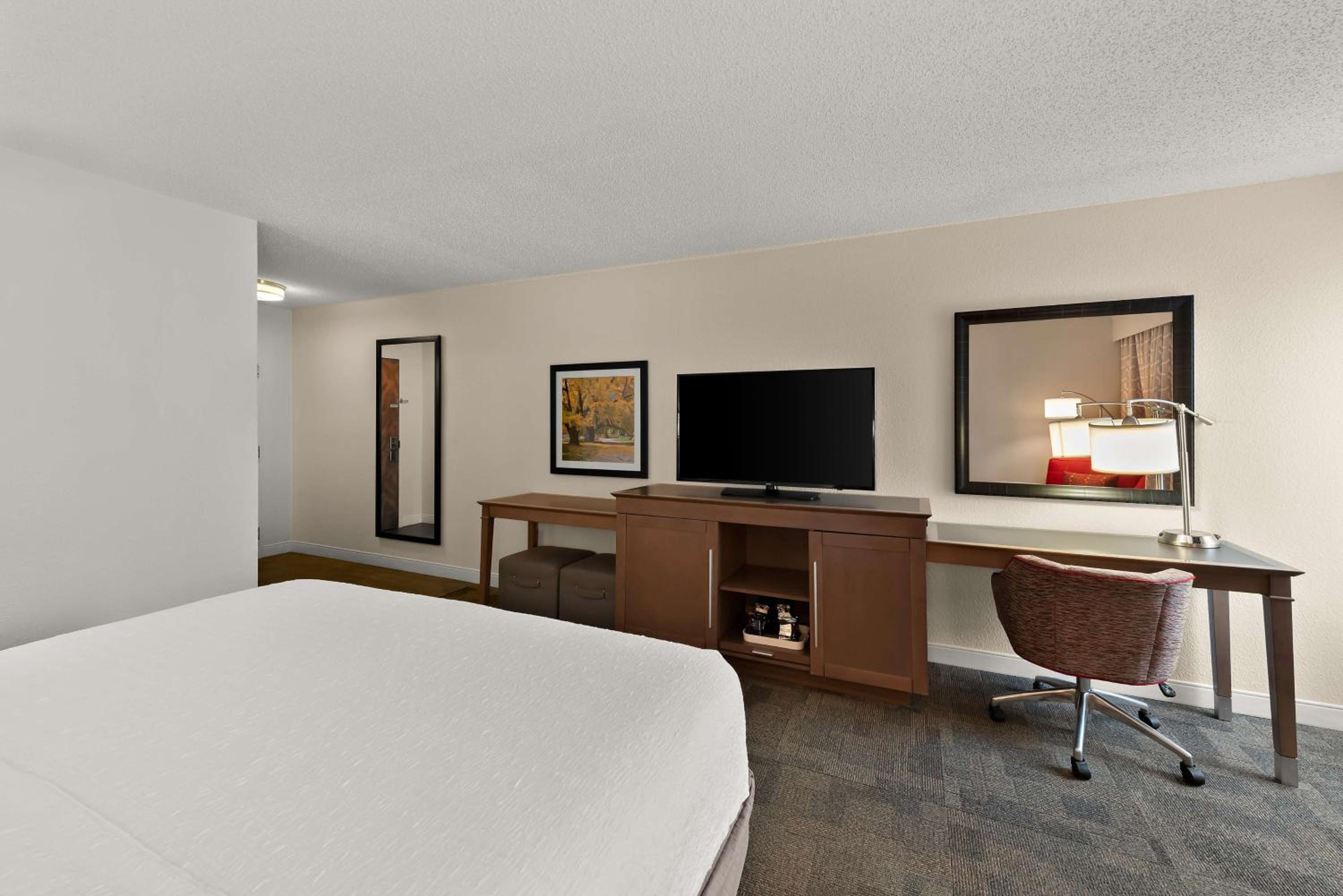 King Room with King Bed - Non-Smoking - Photo 3
