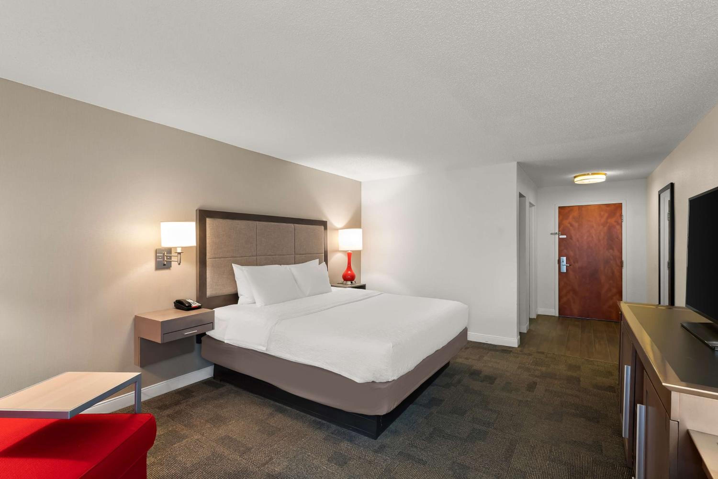 King Room with King Bed - Non-Smoking - Photo 2